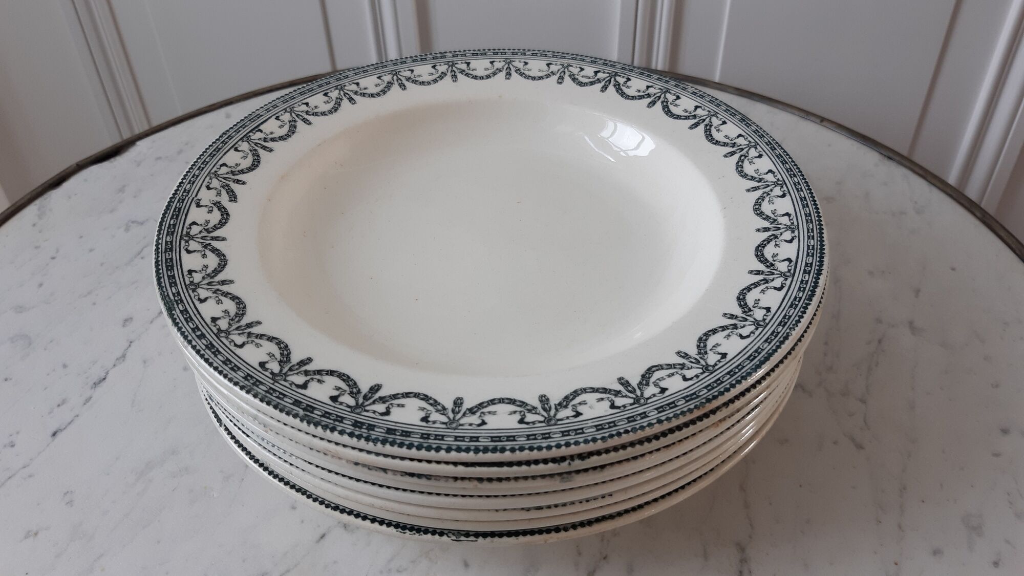 Set of 8 hollow plates Terre de Fer model "Garlands" late nineteenth