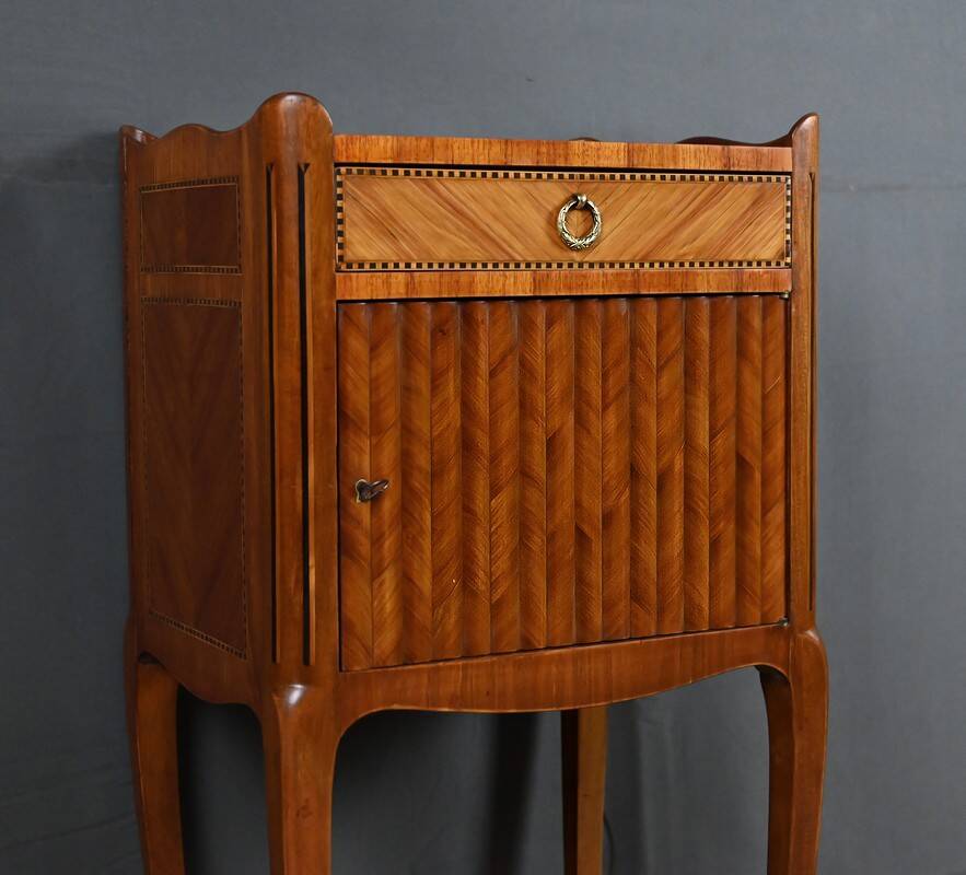 Living room table in marquetry, transitional style between Louis XV and Louis XVI – mid-20th century.