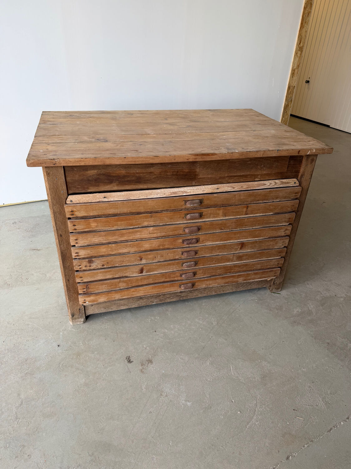 Low workshop cabinet with 8 drawers in solid wood, printing style.