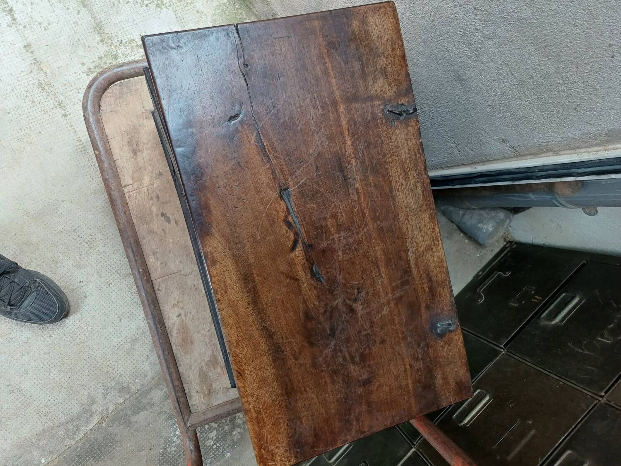 Small French chest from the 17th century in its own juice.