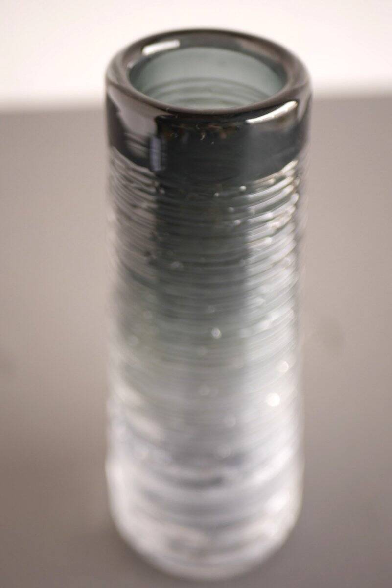 Vase en verre cristal art scandinave moderne du milieu du siècle en couleur gris fumé par Edenfalk, Skruf, Suède.