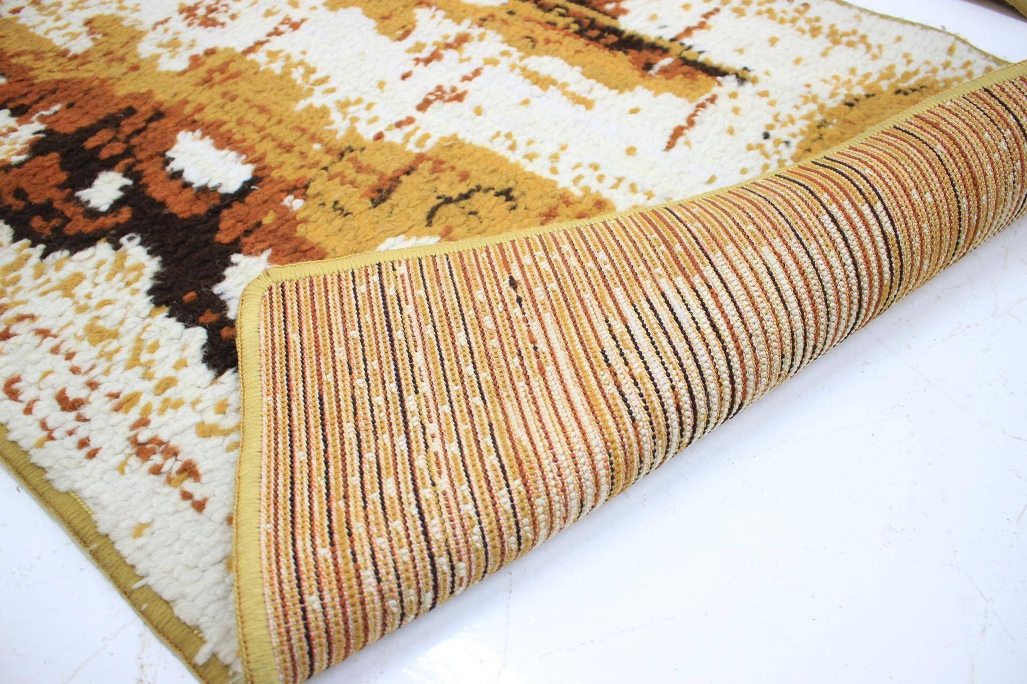 Ensemble de trois tapis rouges au design rétro, années 1980.