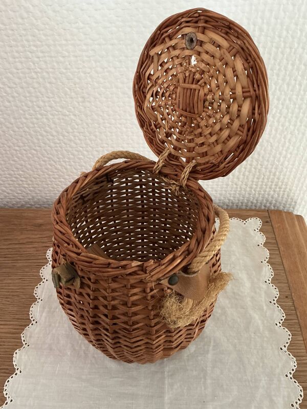 Panier de pêche ancien en osier.