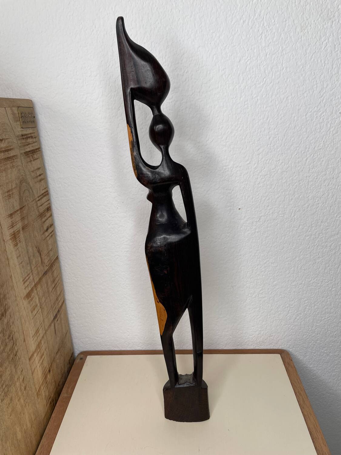 Statuette femme portant une jarre en bois 47cm