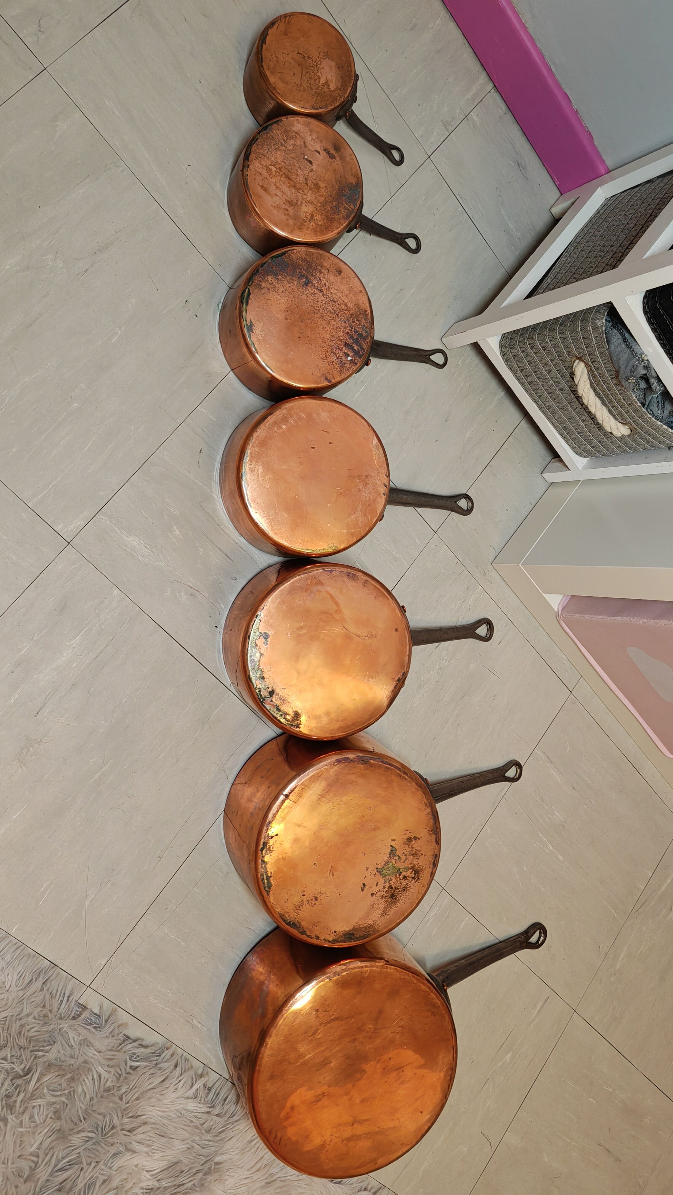 Lot de 7 casseroles en cuivre / manche en laiton