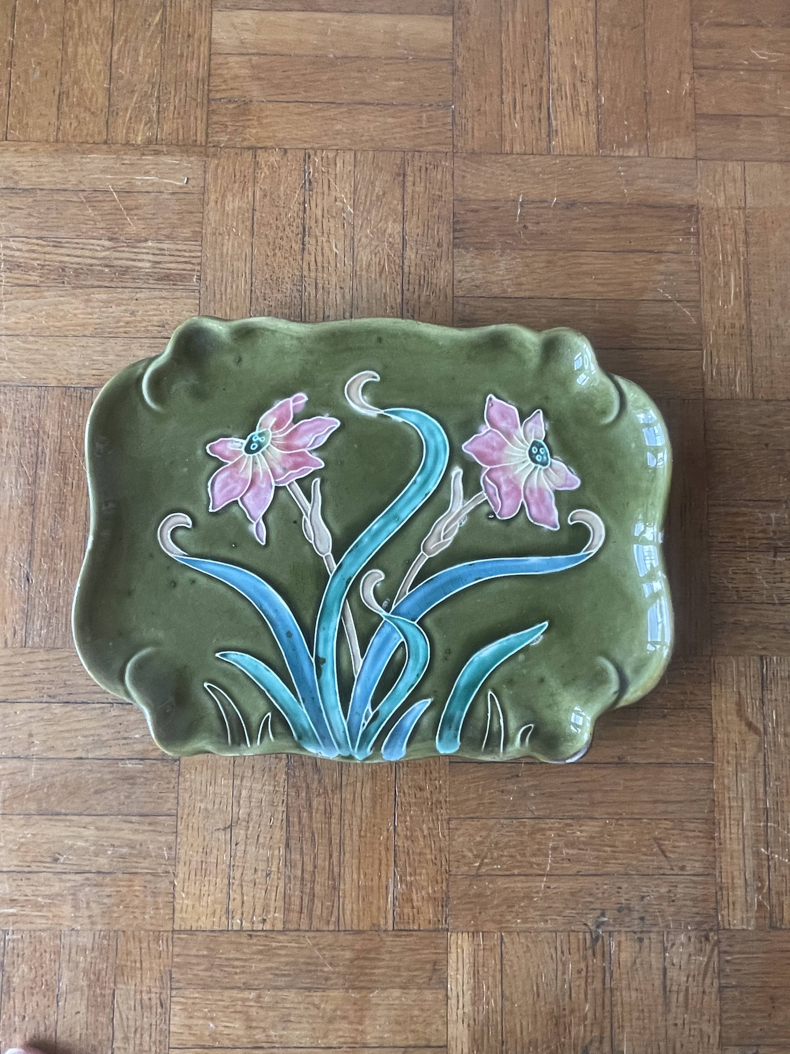 Bonbonnière and ceramic tray g. De Bruyn