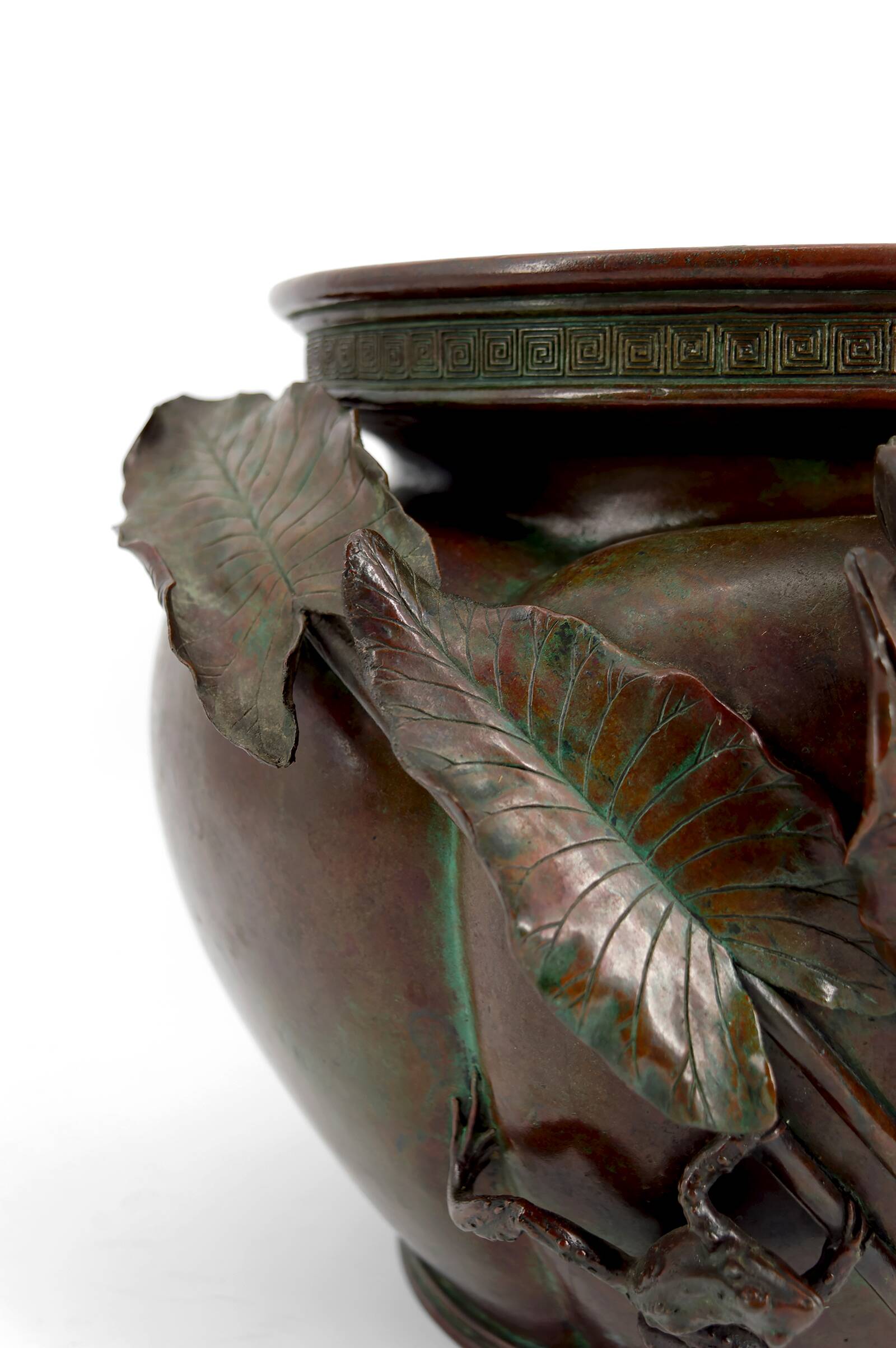 Exceptional planter / cache-pot in patinated Japanese bronze circa 1880.