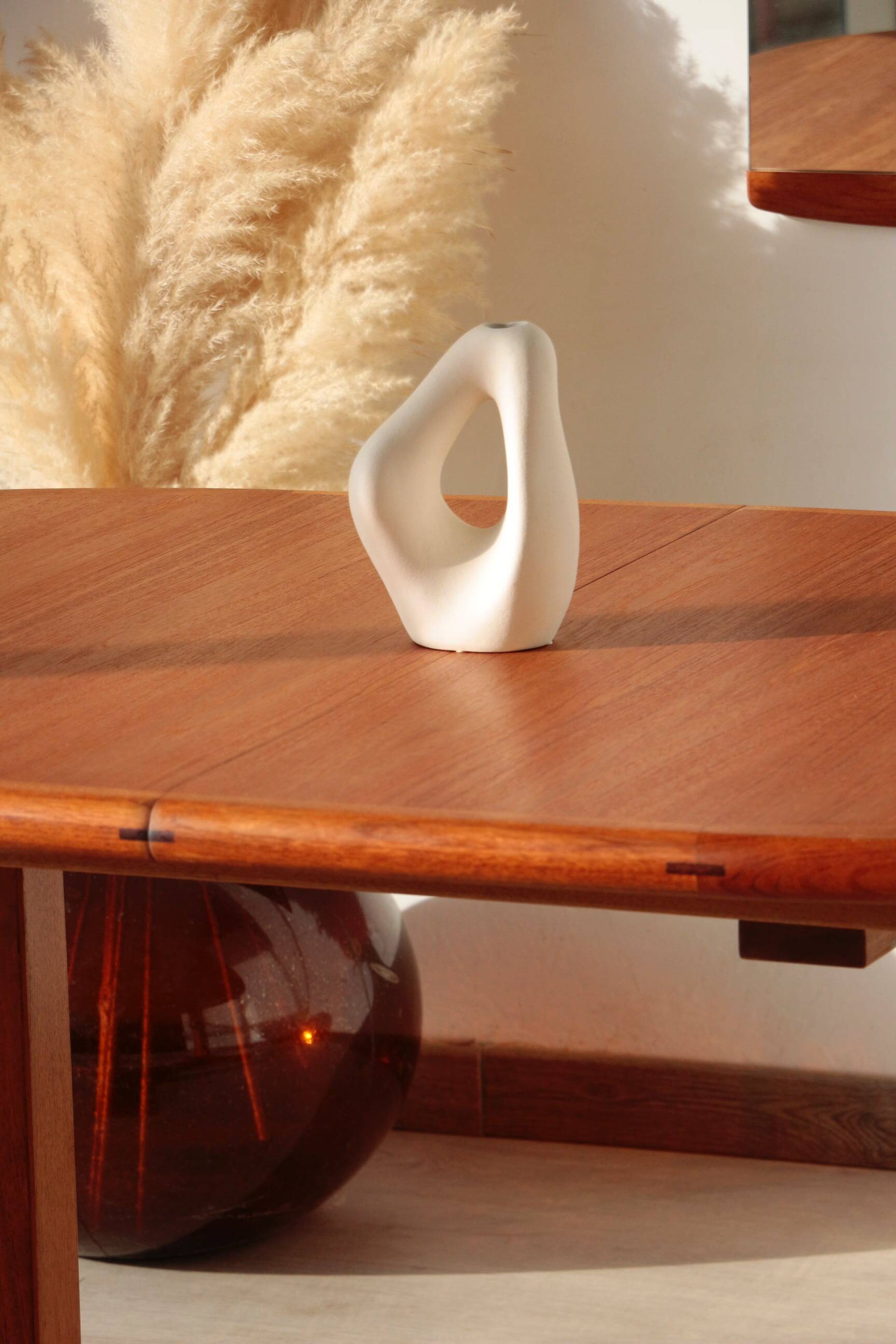 Vintage Dyrlund dining table in teak – the excellence of Danish design.