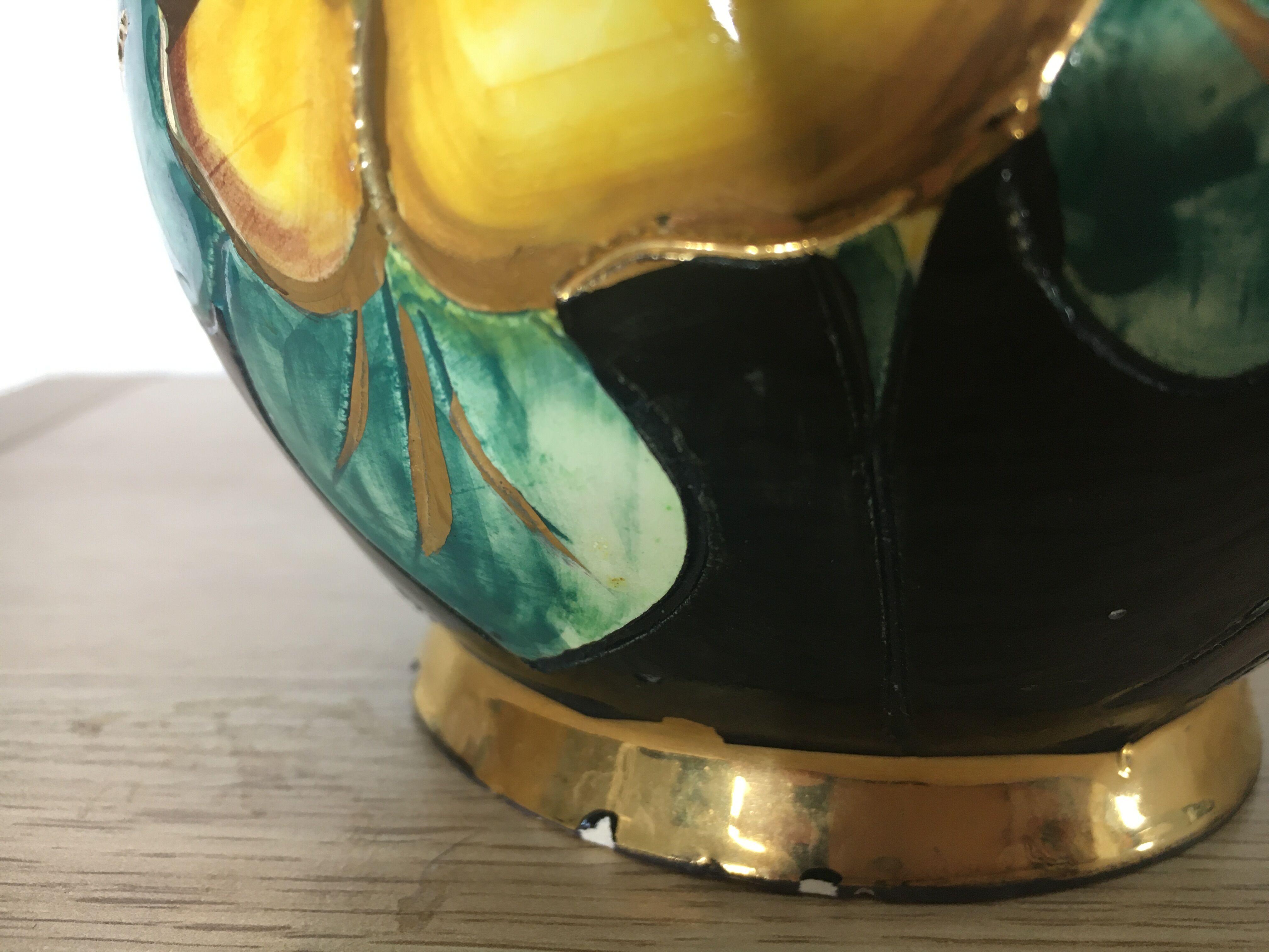 Vase Vallauris avec décor fleurs, dorure et anses torsadées