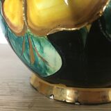 Vase Vallauris avec décor fleurs, dorure et anses torsadées