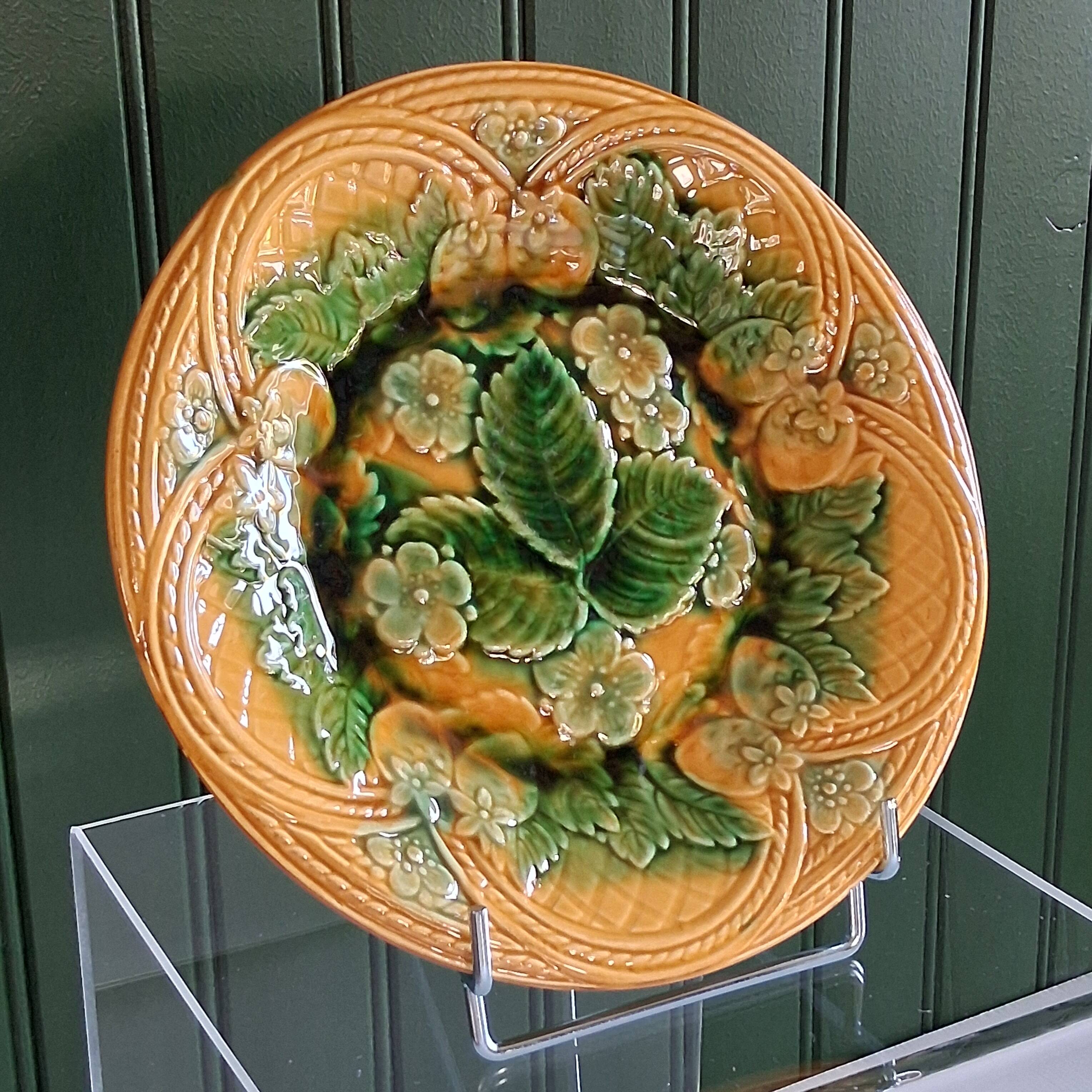 Dish / Plate in earthenware in very good condition