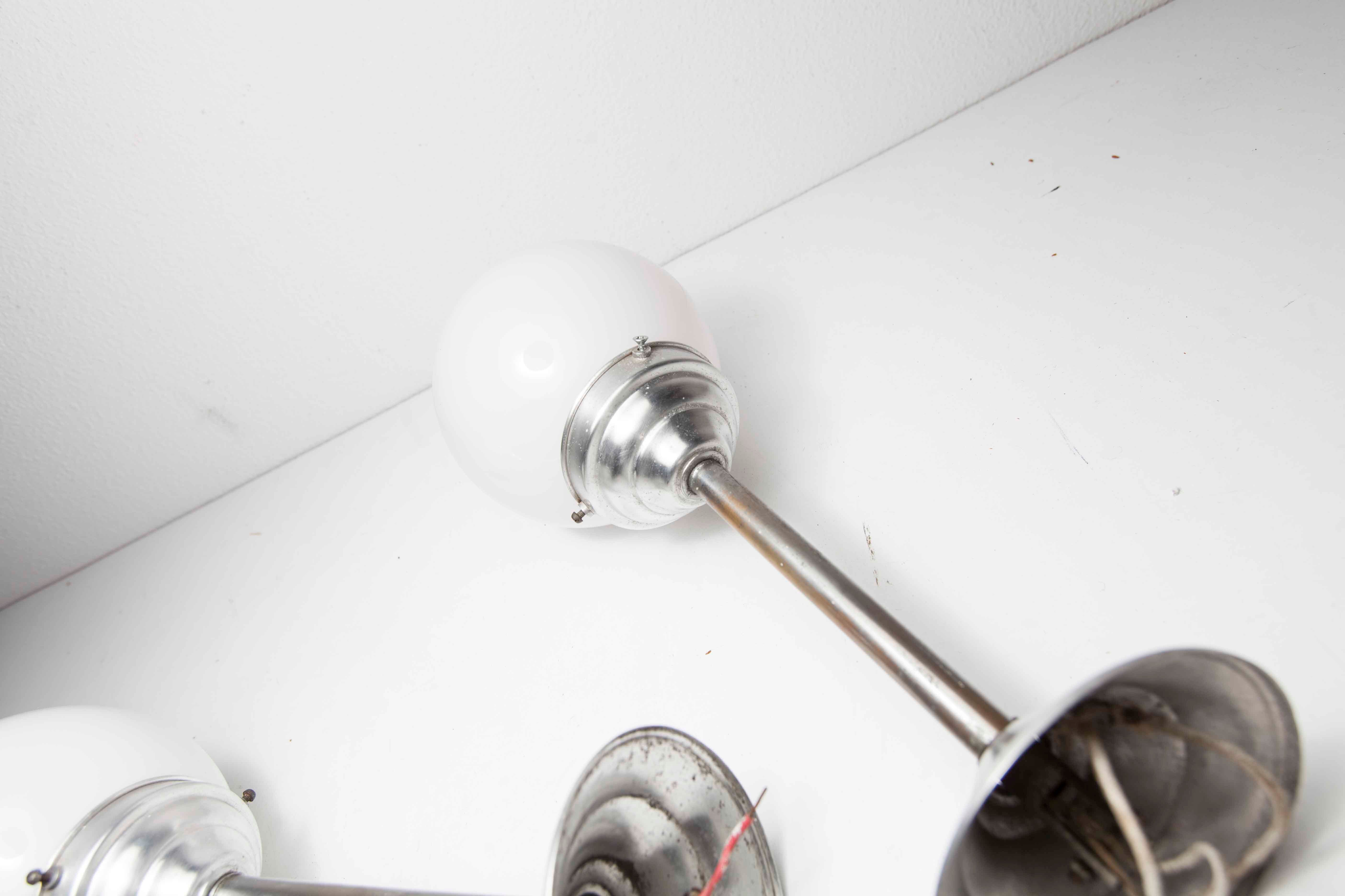 Paire de plafonnier boule 1950 chrome et opaline blanche