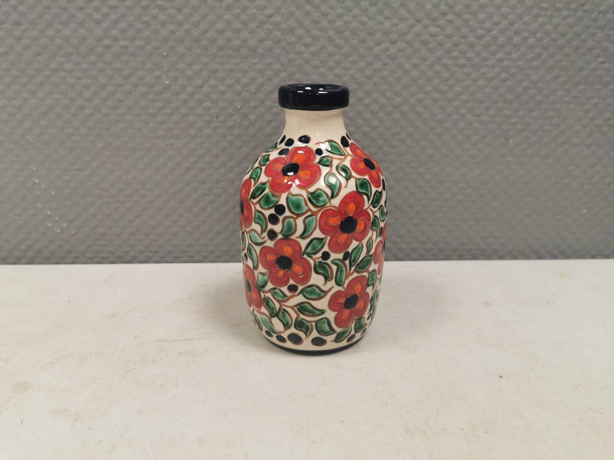 A mid-century vase with painted flowers. Portugal, 1950-60s. Majolica style