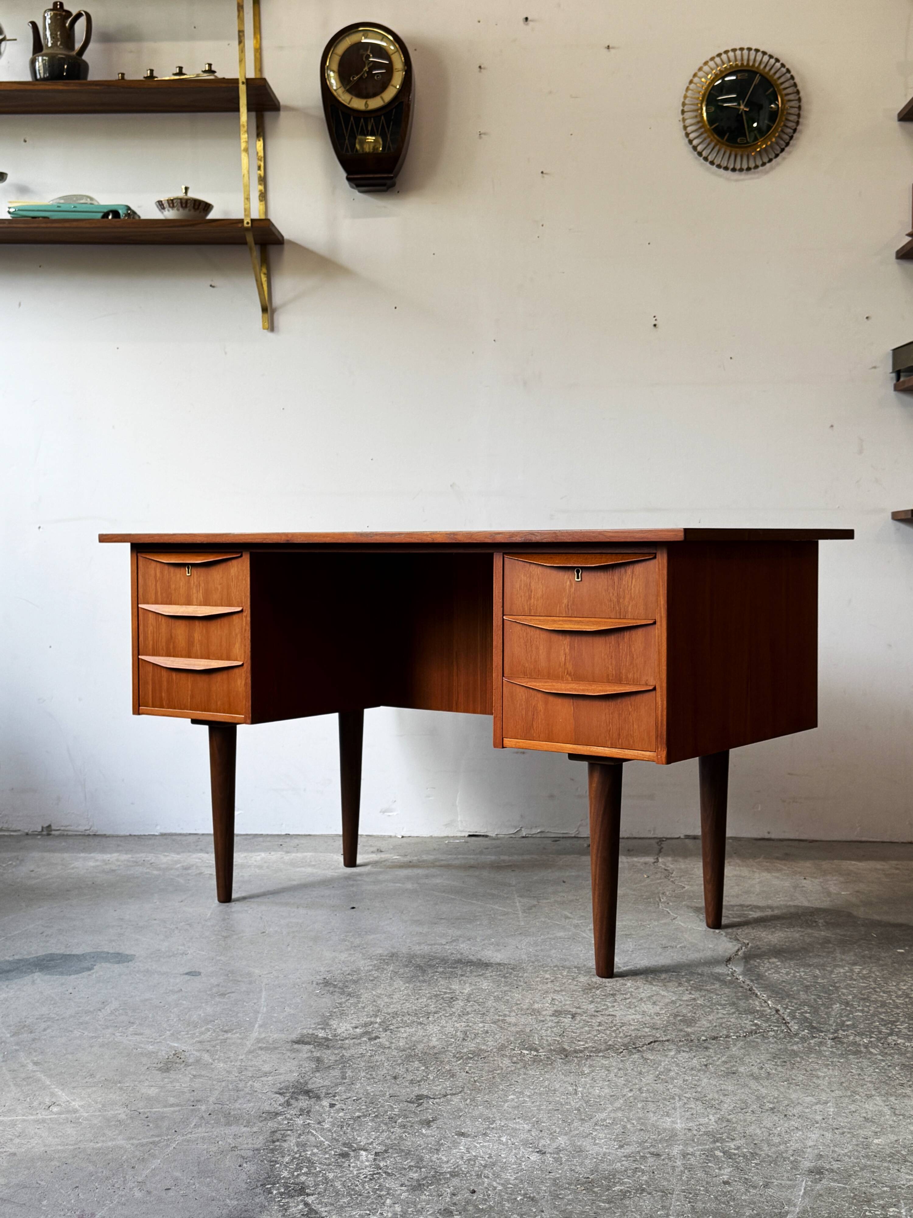 Freestanding teak desk, Denmark 60s/70s, vntg, mid-c modern