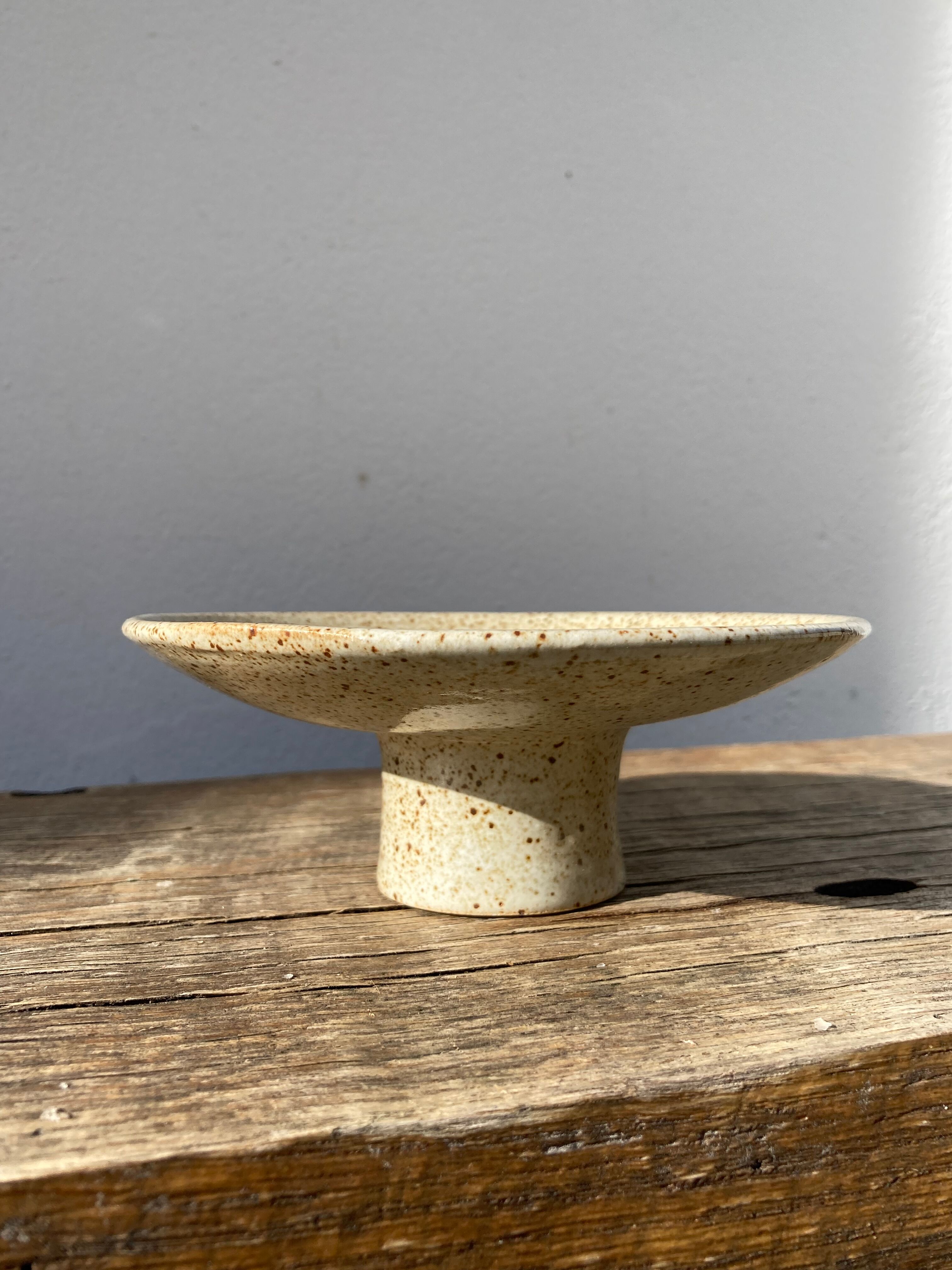 Standing cup in speckled enamelled sandstone brown beige