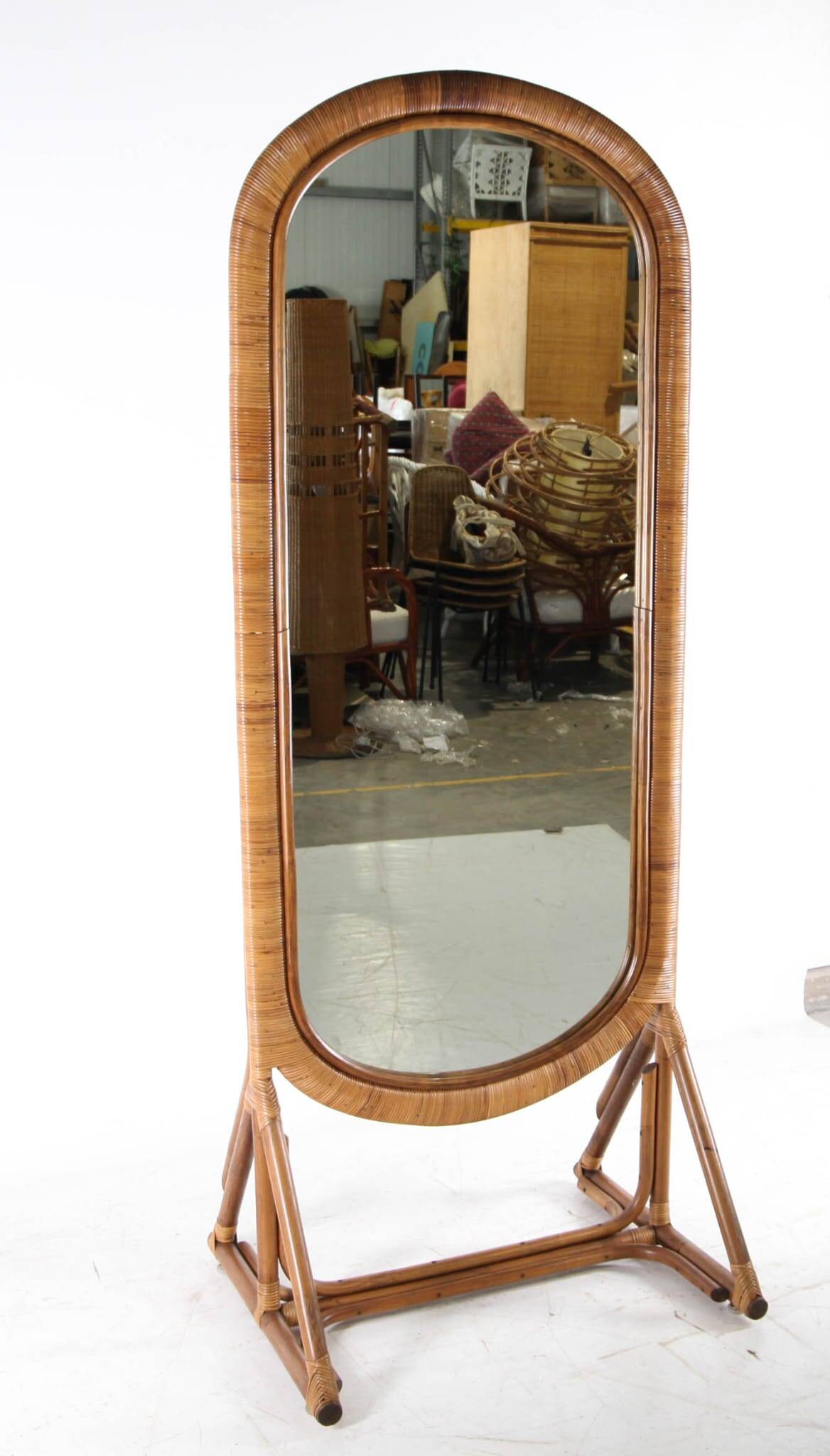 Grand miroir sur pied en rotin