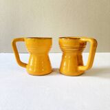 2 tasses en céramique émaillée jaune, signées