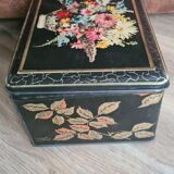 Ancienne boite noire en métal et fleurs début du siècle
