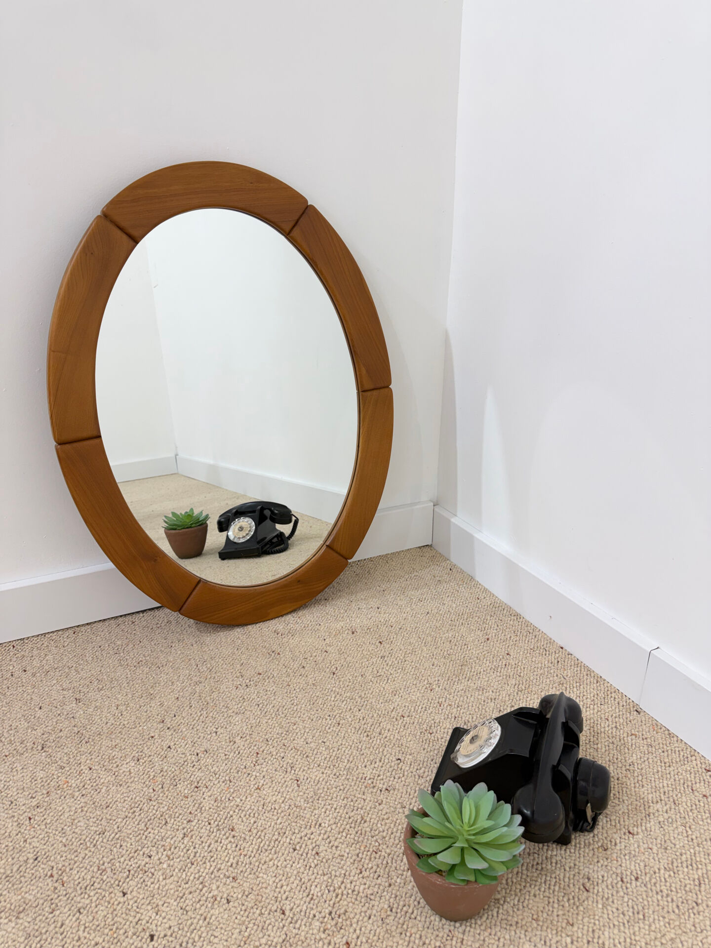 Miroir ovale années 70 en orme massif 