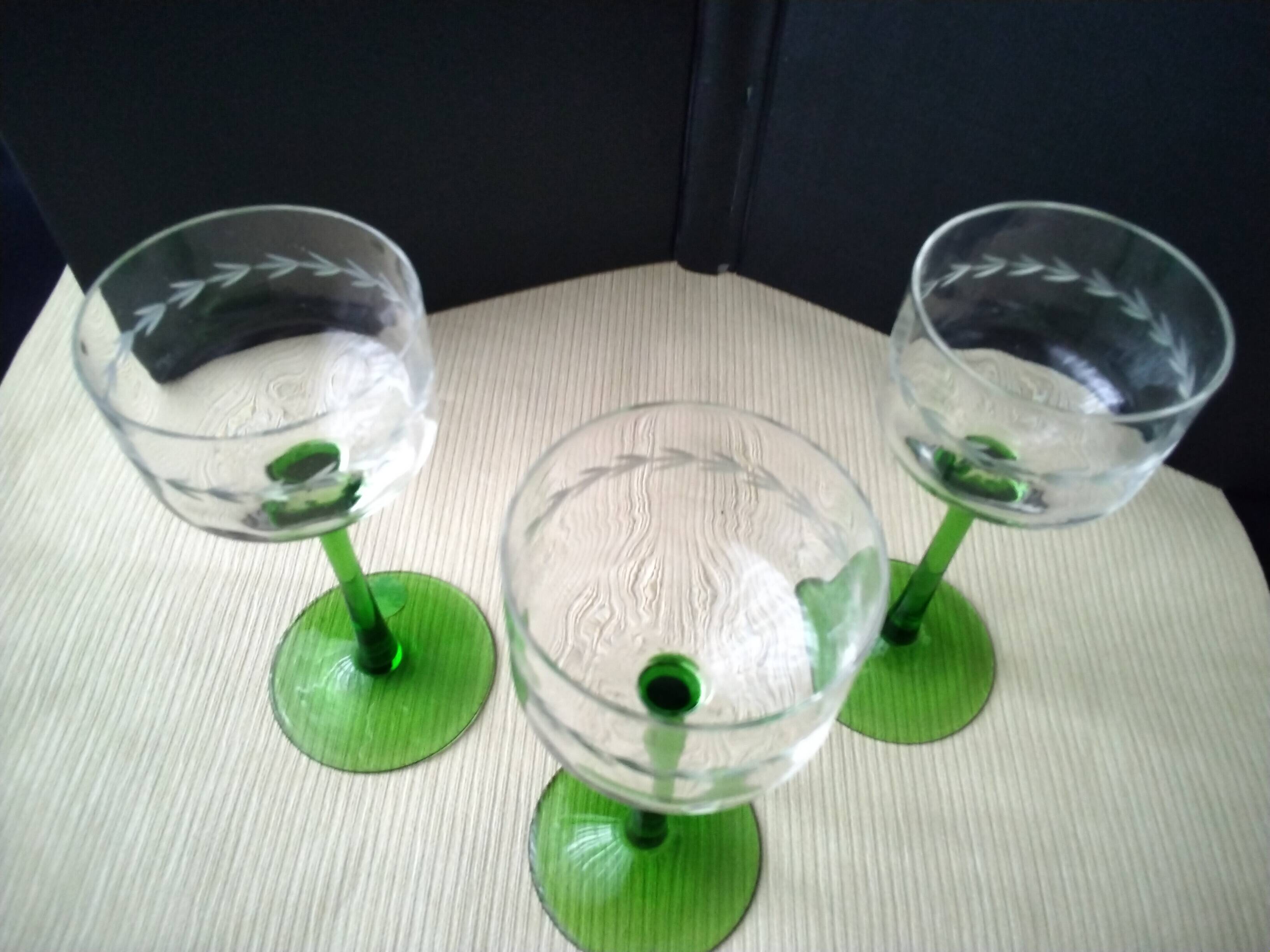 3 Grands verres à vin blanc d'Alsace  Décor meulé