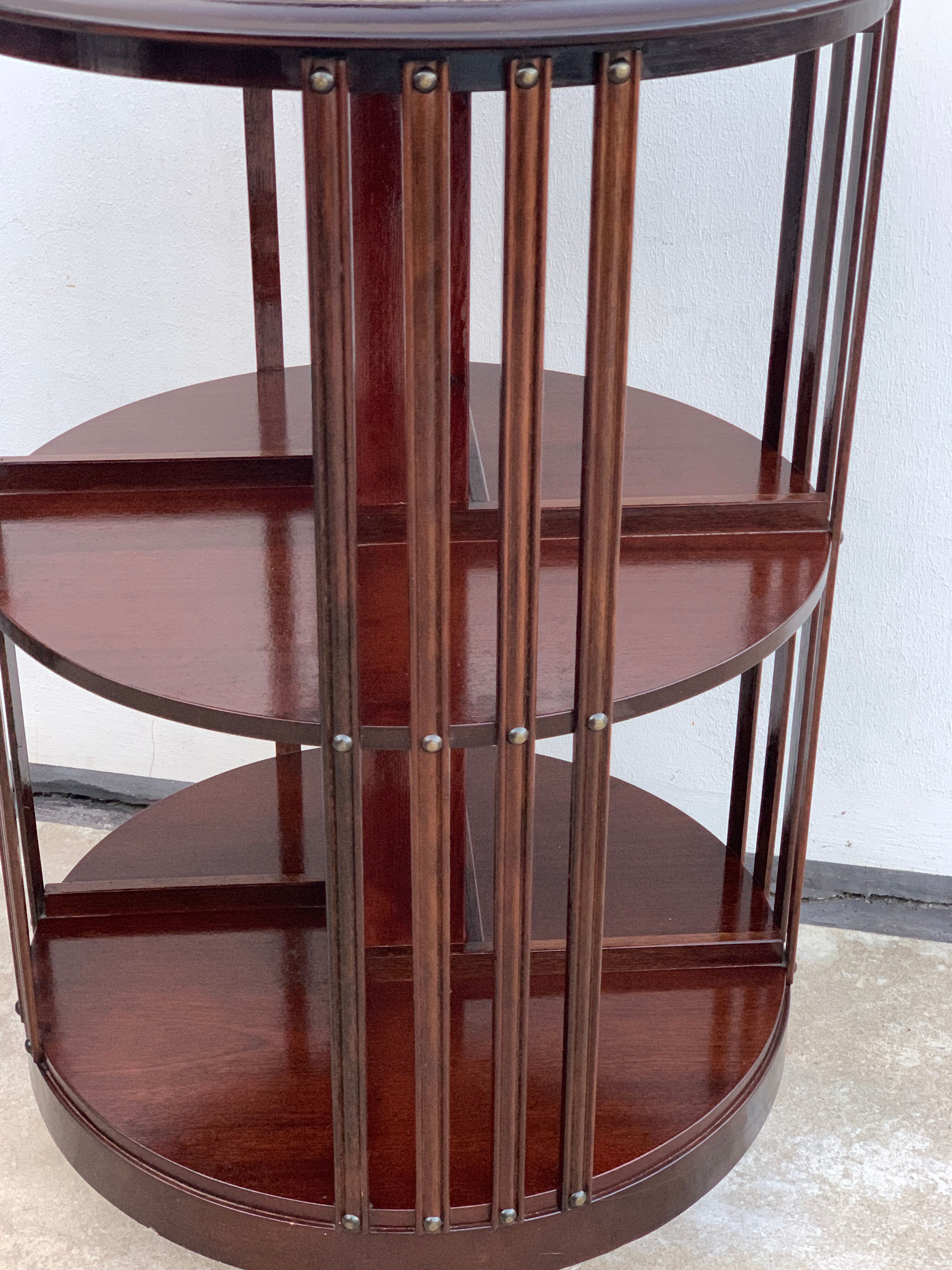 Bibliothèque bois contemporaine ronde tournante sur roulettes, style édouardien
