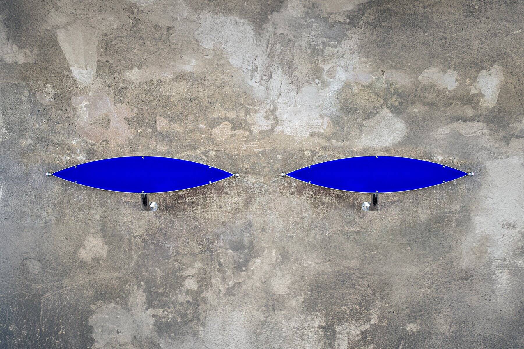 2 appliques en métal et plexiglas bleu, 1980