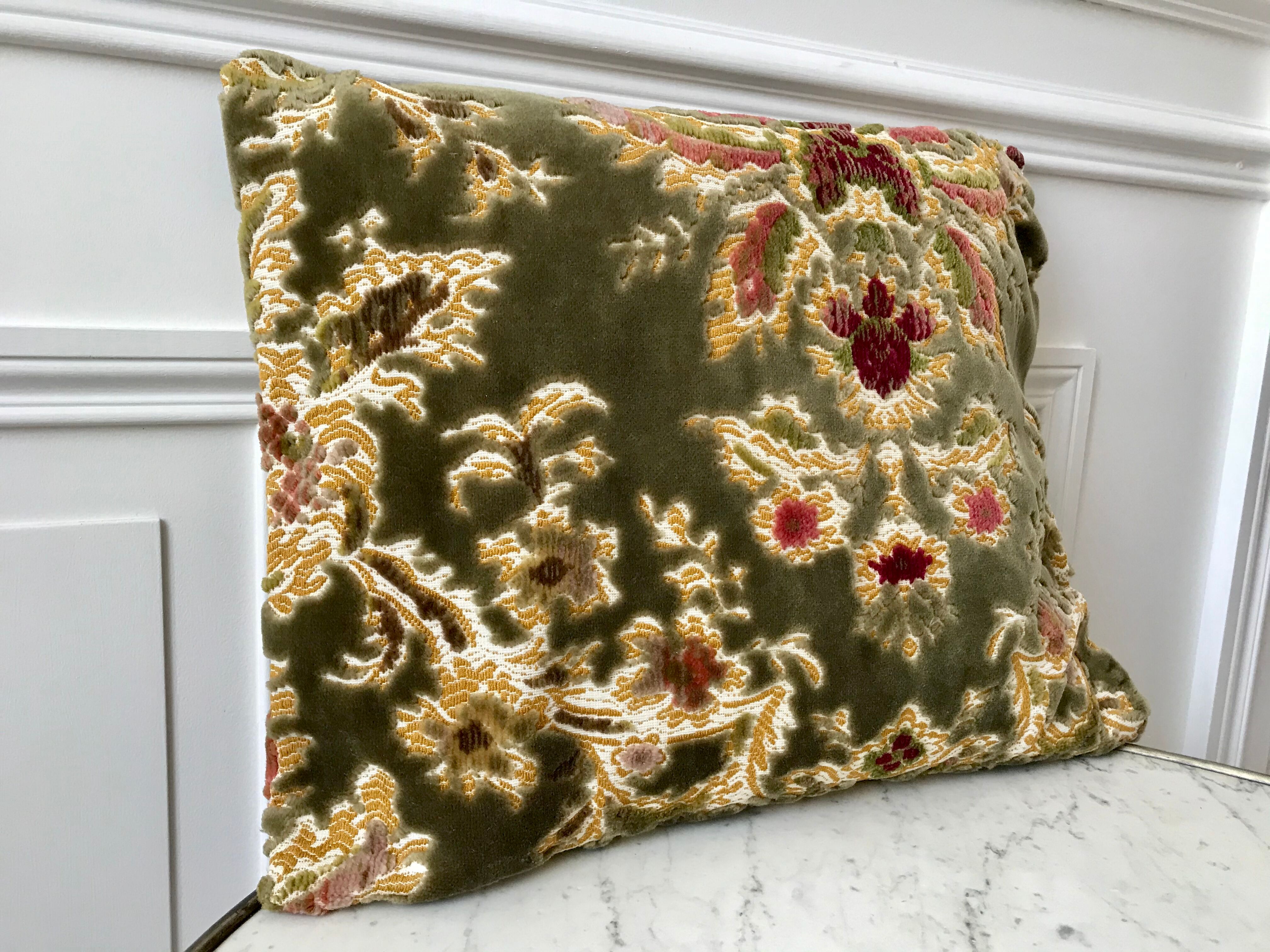 Coussin en velour ras vert sauge années 70
