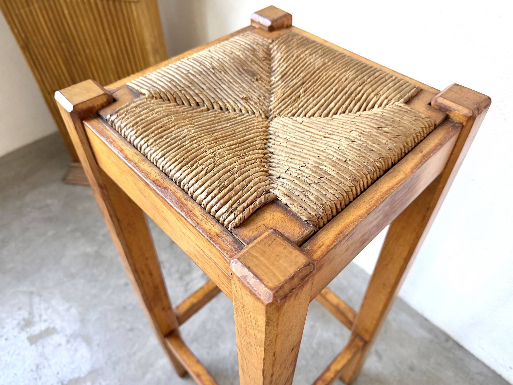 Pair of high stools in solid wood and woven straw Brutalist Style