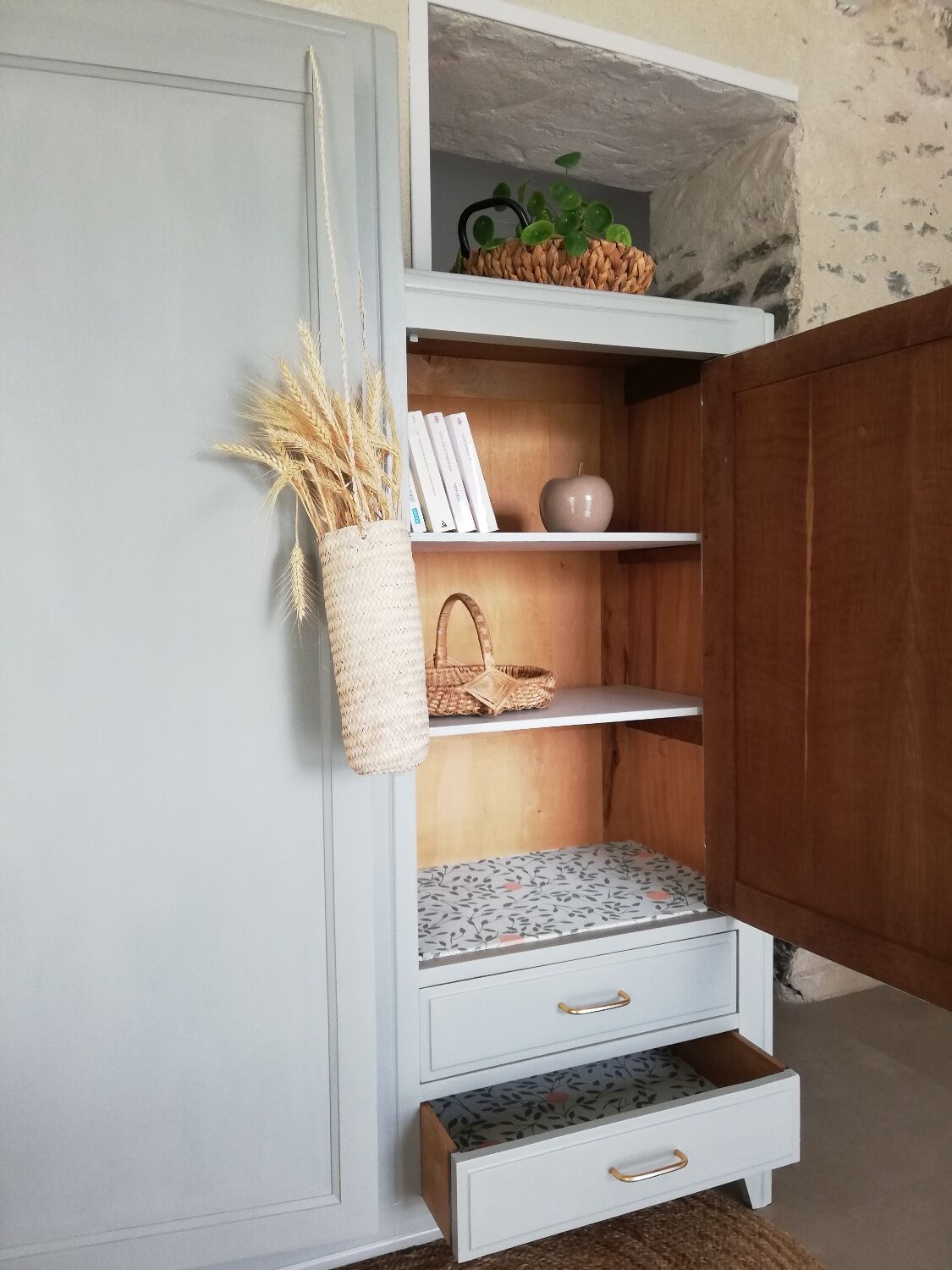 Asymmetrical cabinet