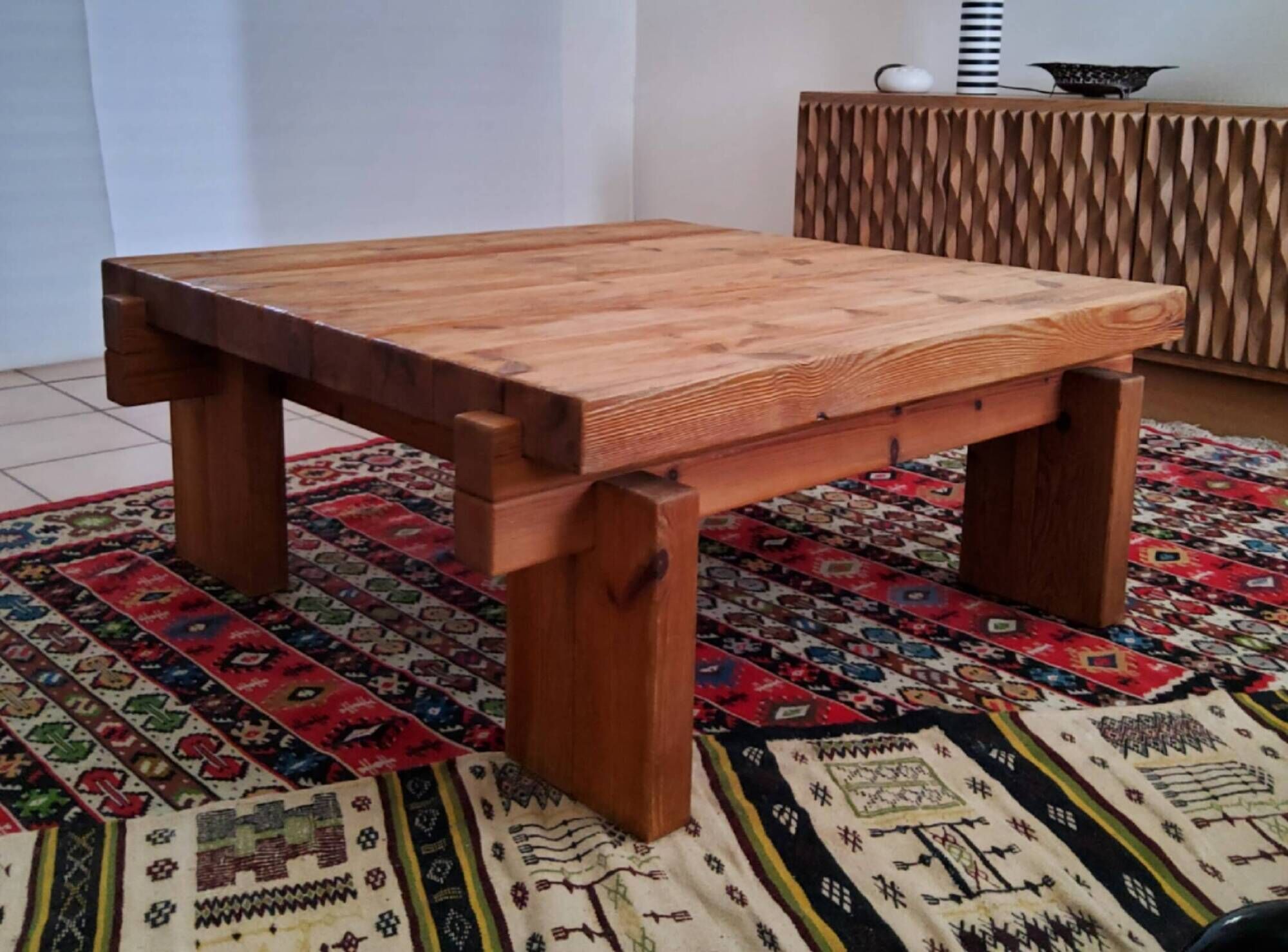 Scandinave table basse brutaliste en pin massif -  1960–1970