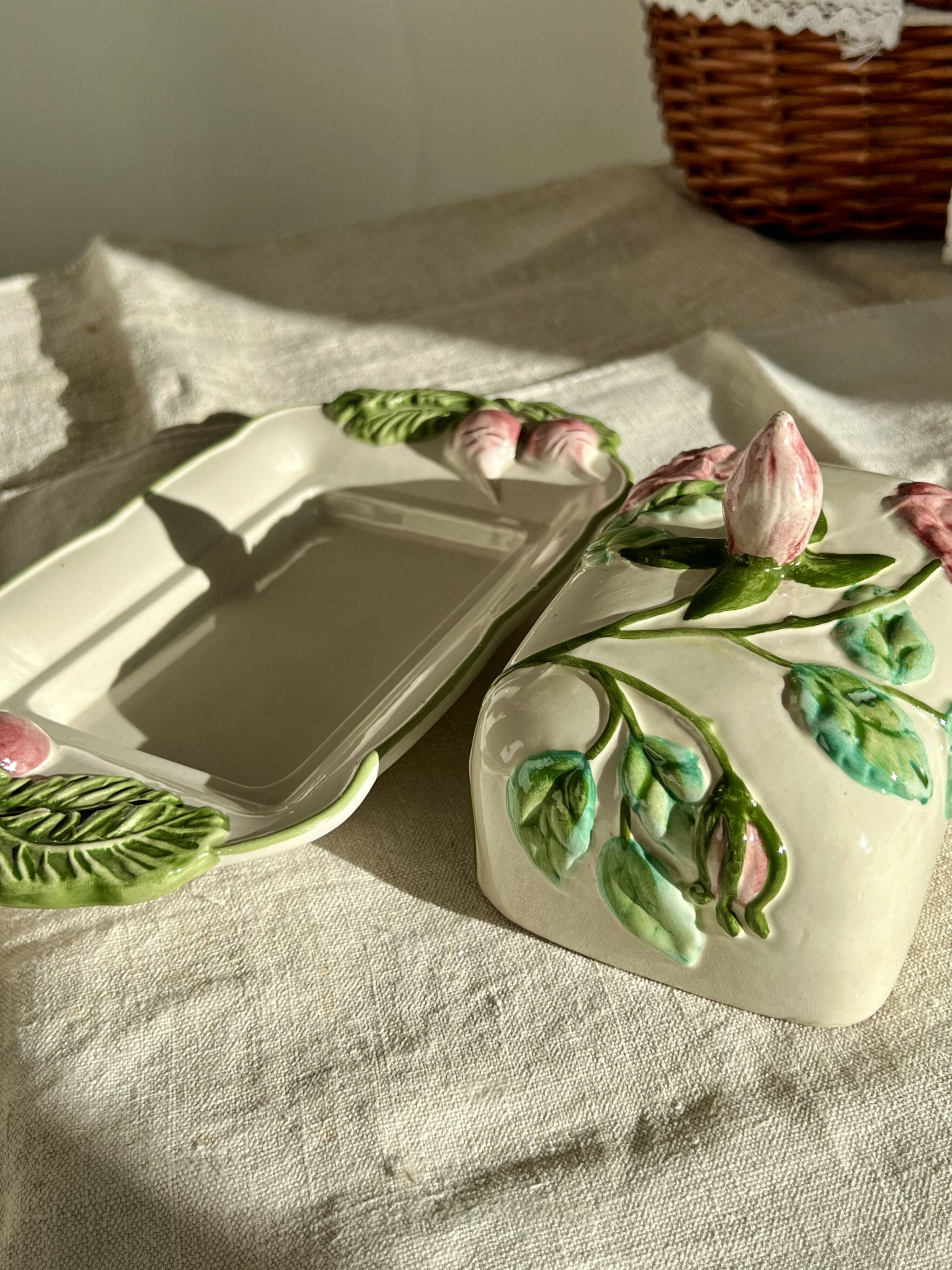 Beurrier vintage faïence peinte à la main et motifs barbotine roses et radis signé FG