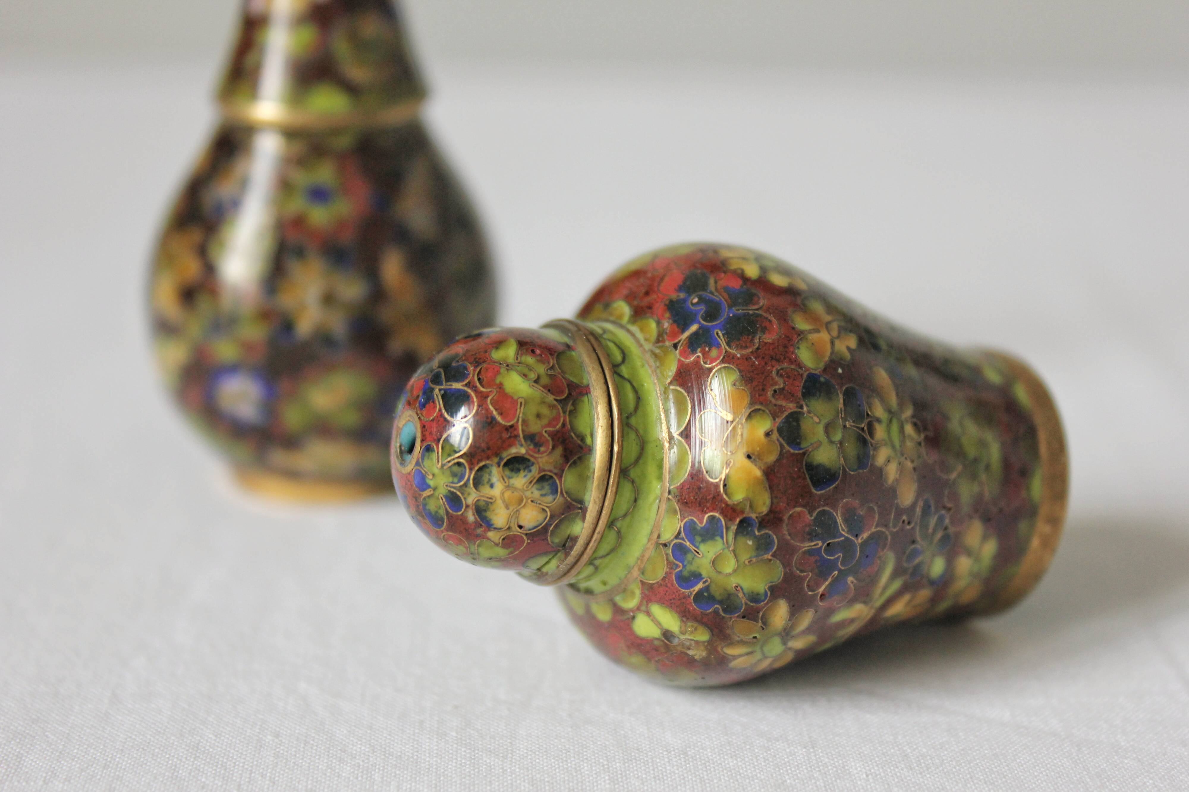Salt shaker and pepper shaker in brass and vintage cloisonné enamel