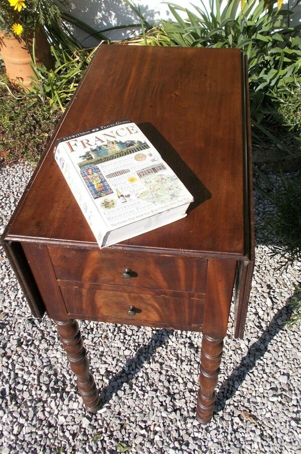 Table victorienne antique, table de travail en feuilles de goutte d’acajou, table d’côté, vers 1880