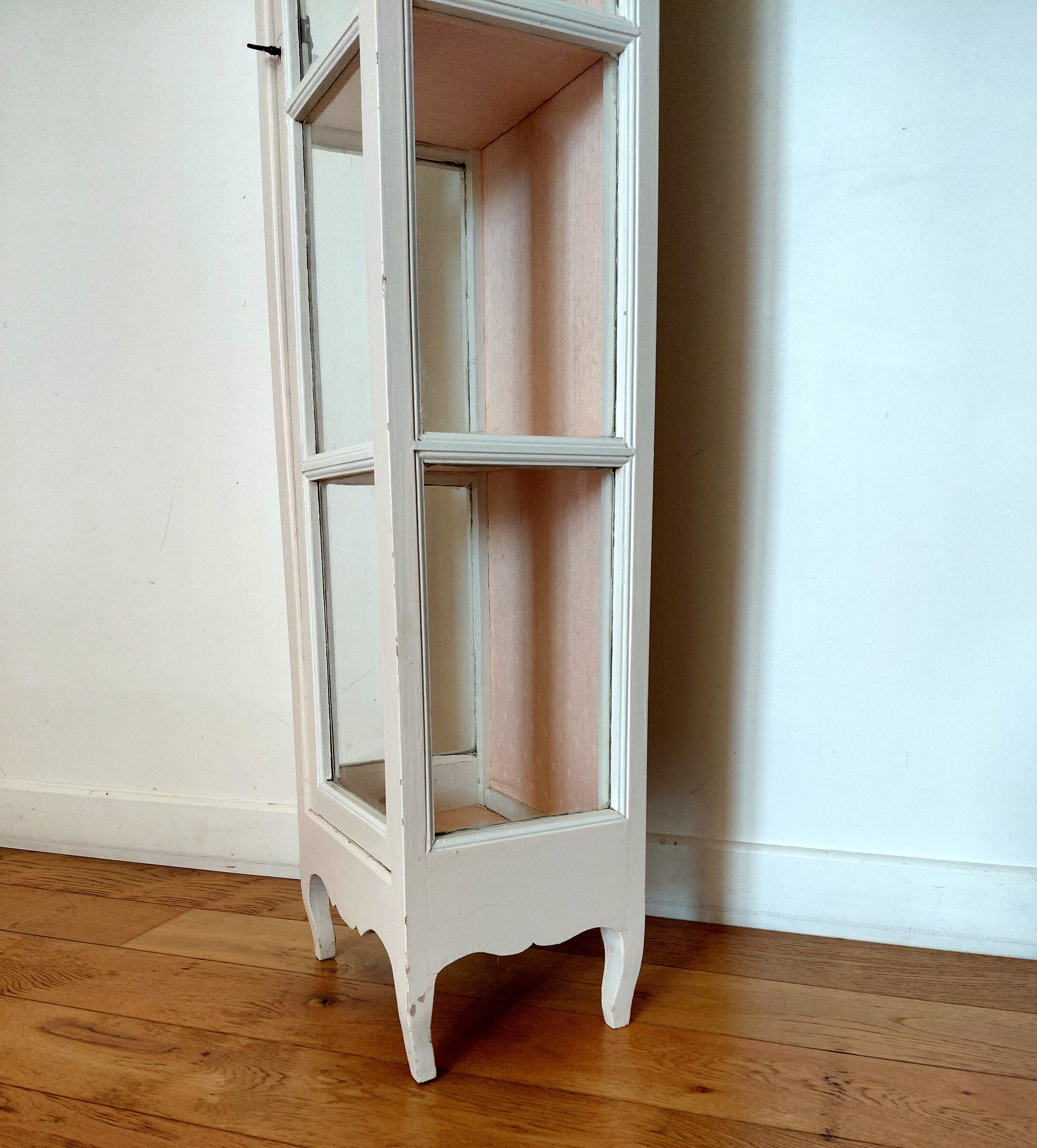 Vitrine ancienne patinée blanc cassé