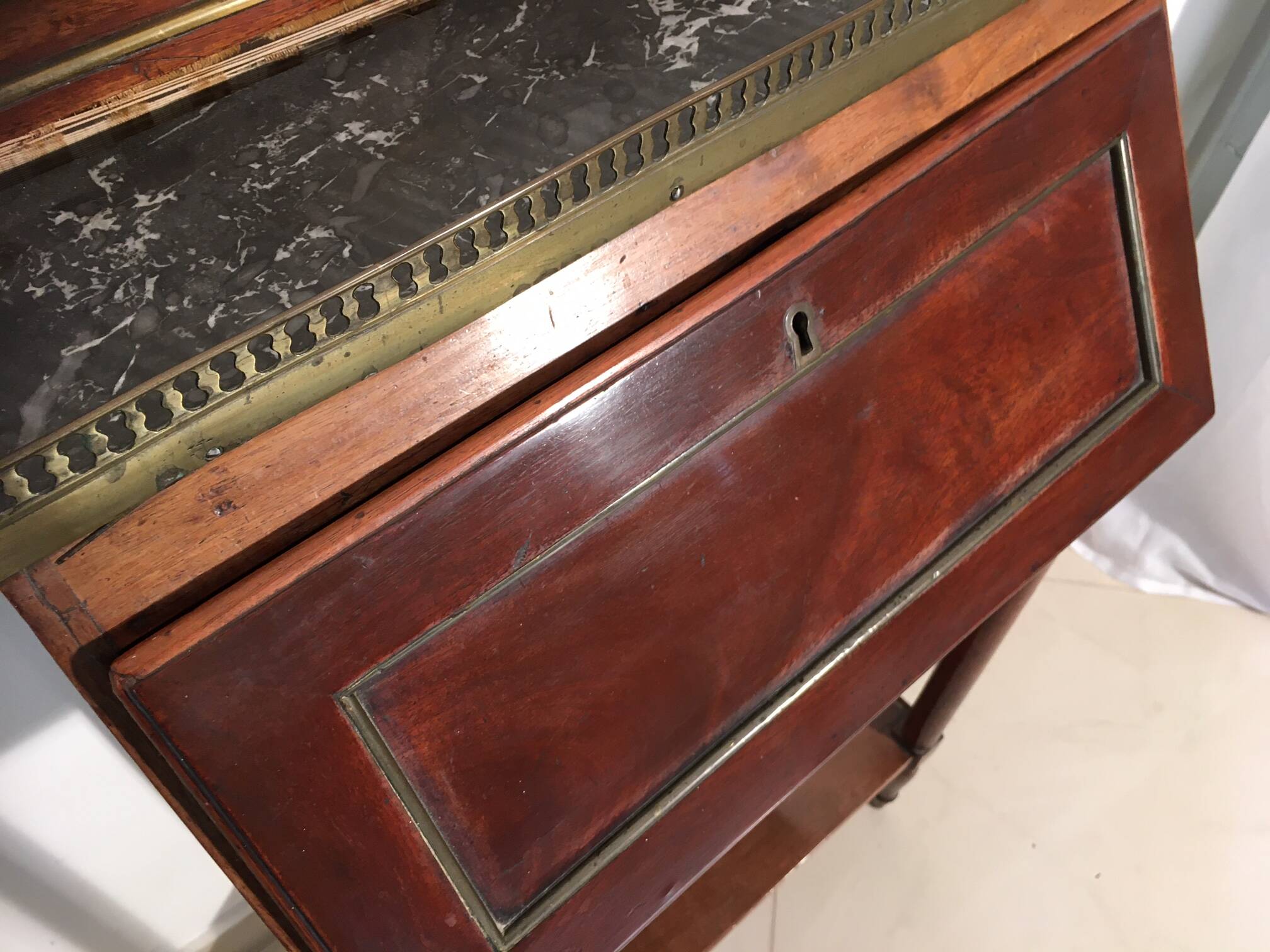 Very small 19th century sloping desk in mahogany and mahogany veneer