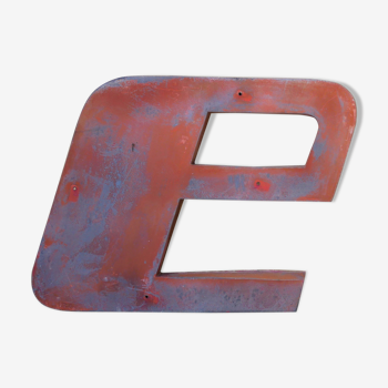 Lettre d'enseigne vintage en métal « E »