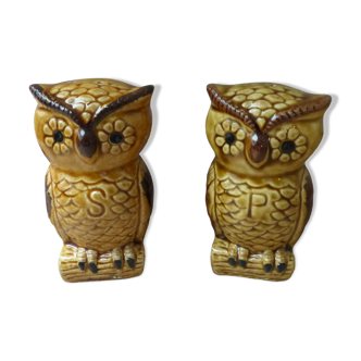 Old salt shaker and pepper shaker in the shape of owl in ceramic