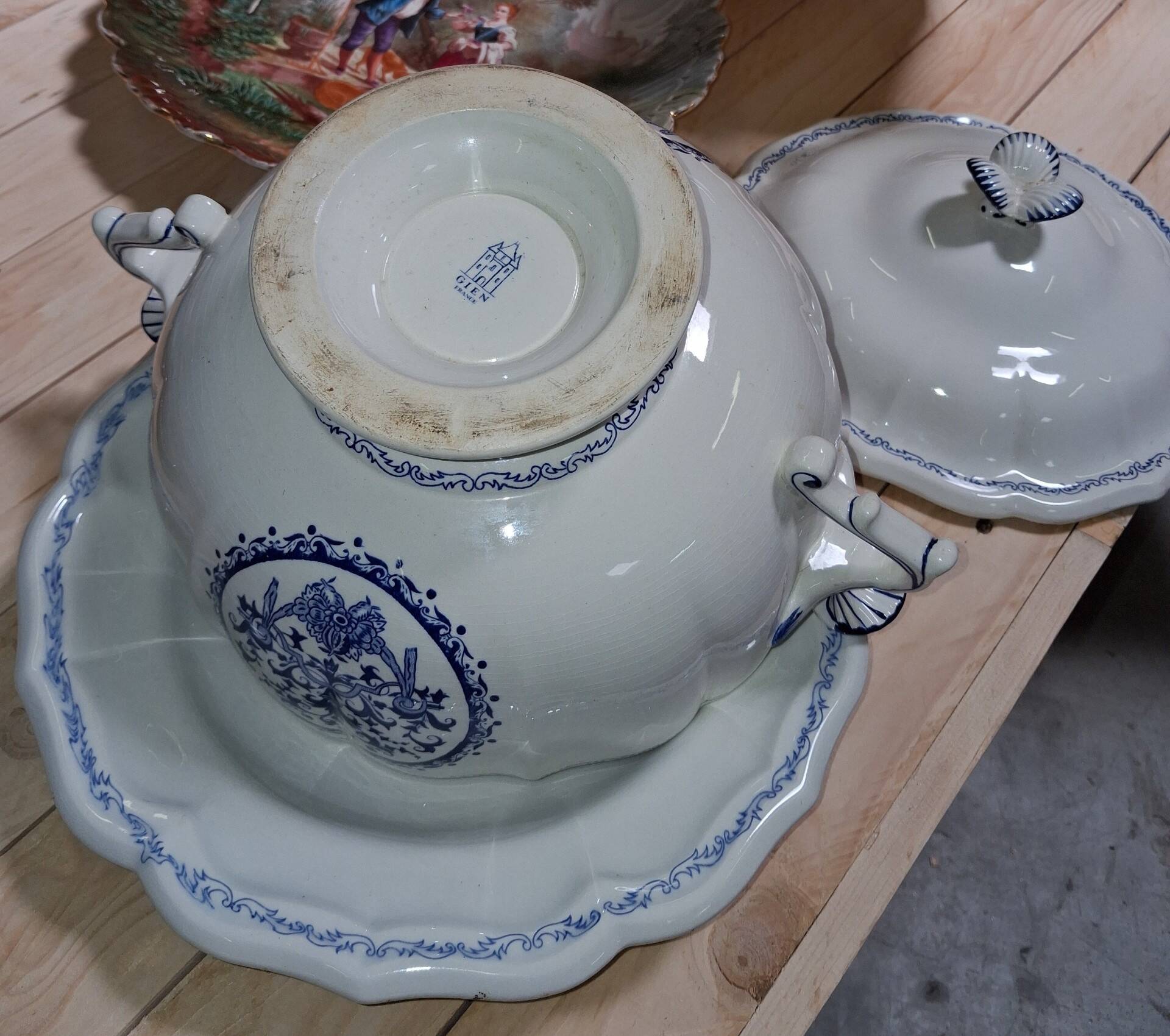 Covered soup tureen and its stand in Gien earthenware –