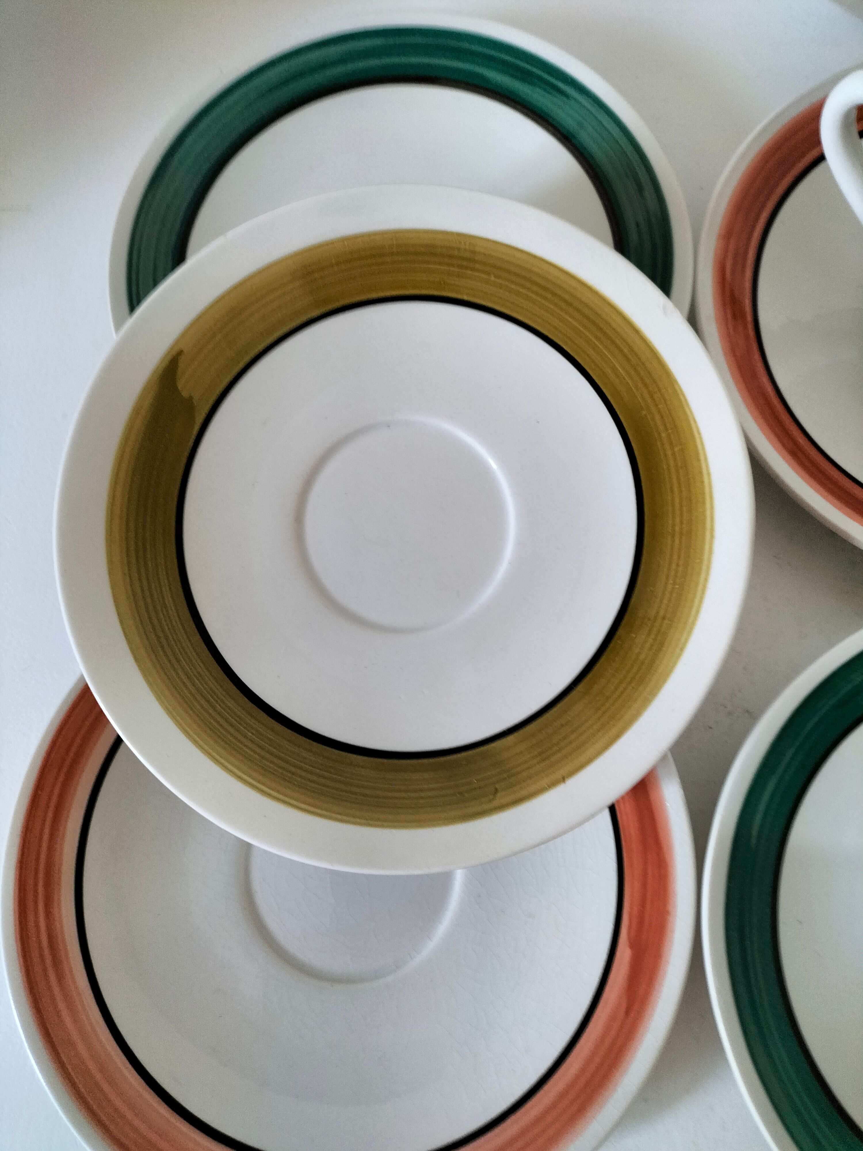 Ensemble de 4 grandes tasses vintage et 6 sous-tasses graphiques