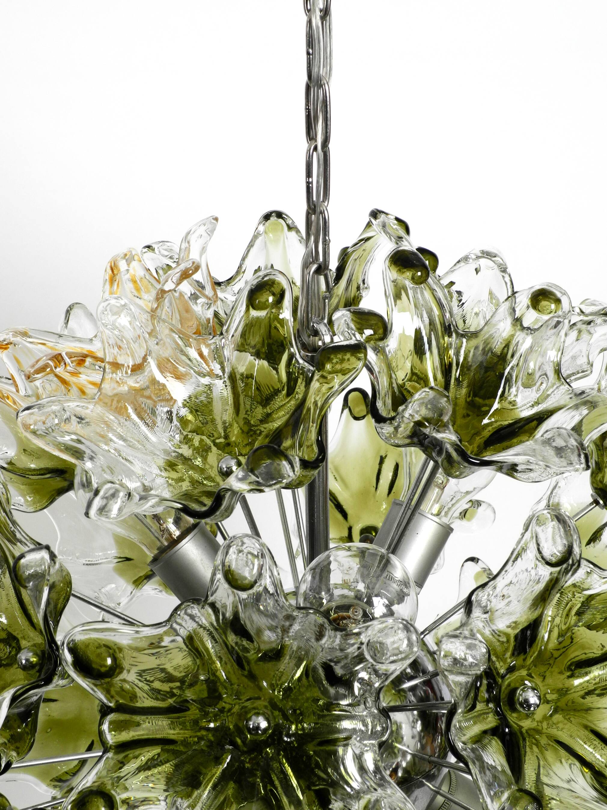 Suspension italienne unique XXL des années 1960 avec des fleurs en verre de Murano par VeArt
