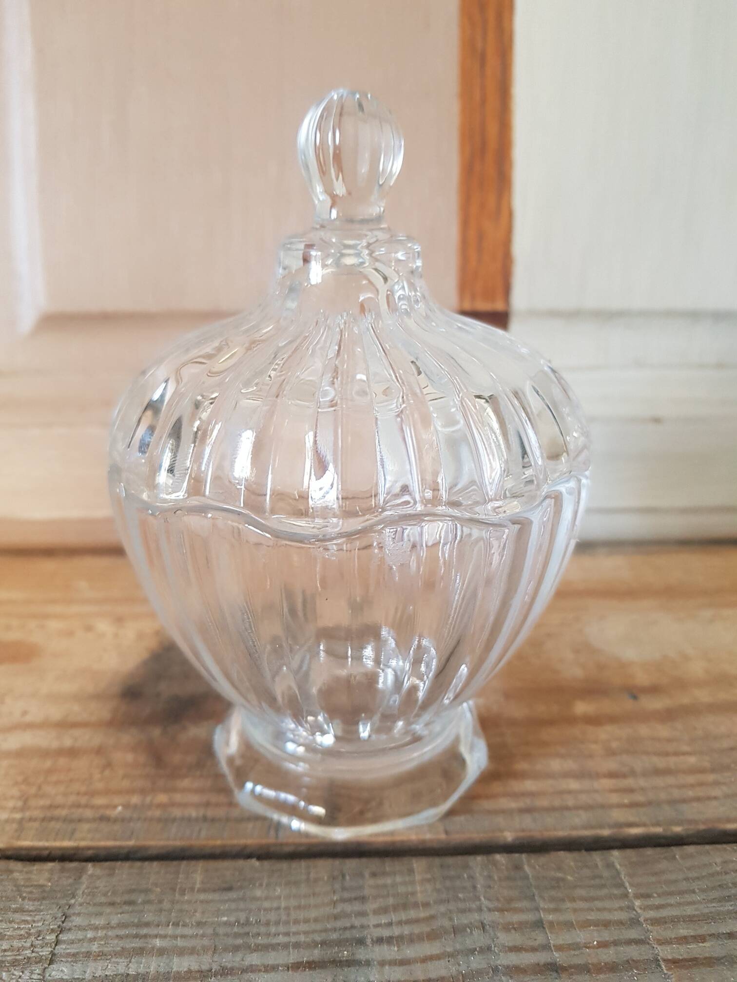 Curved glass candy box