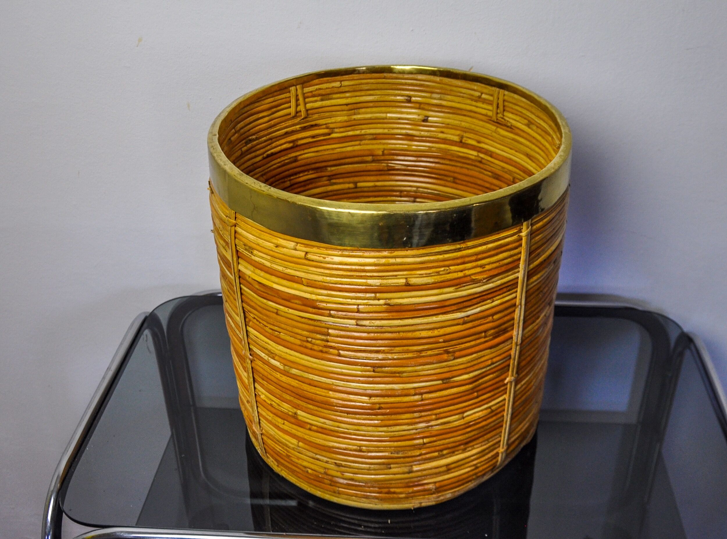 XL basket in rattan and brass, Italy, 1970, 36cm Diam