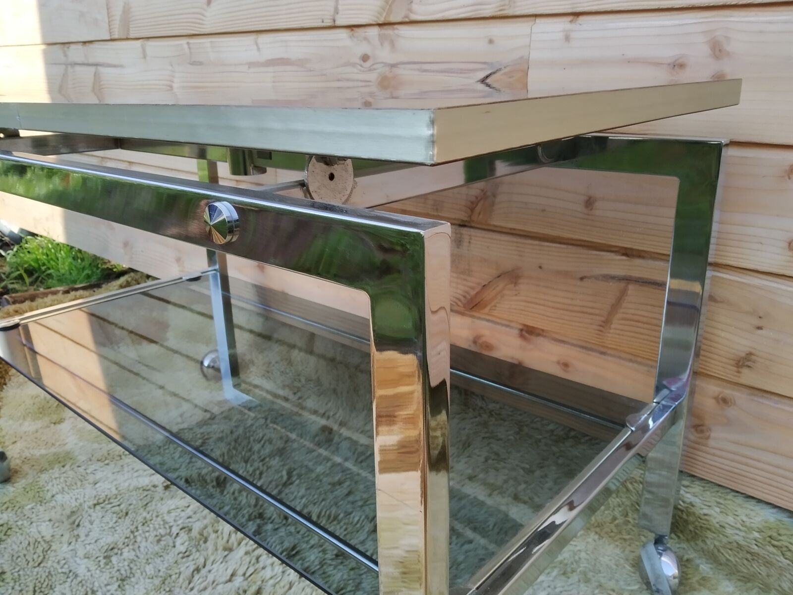 Swivel rolling coffee table