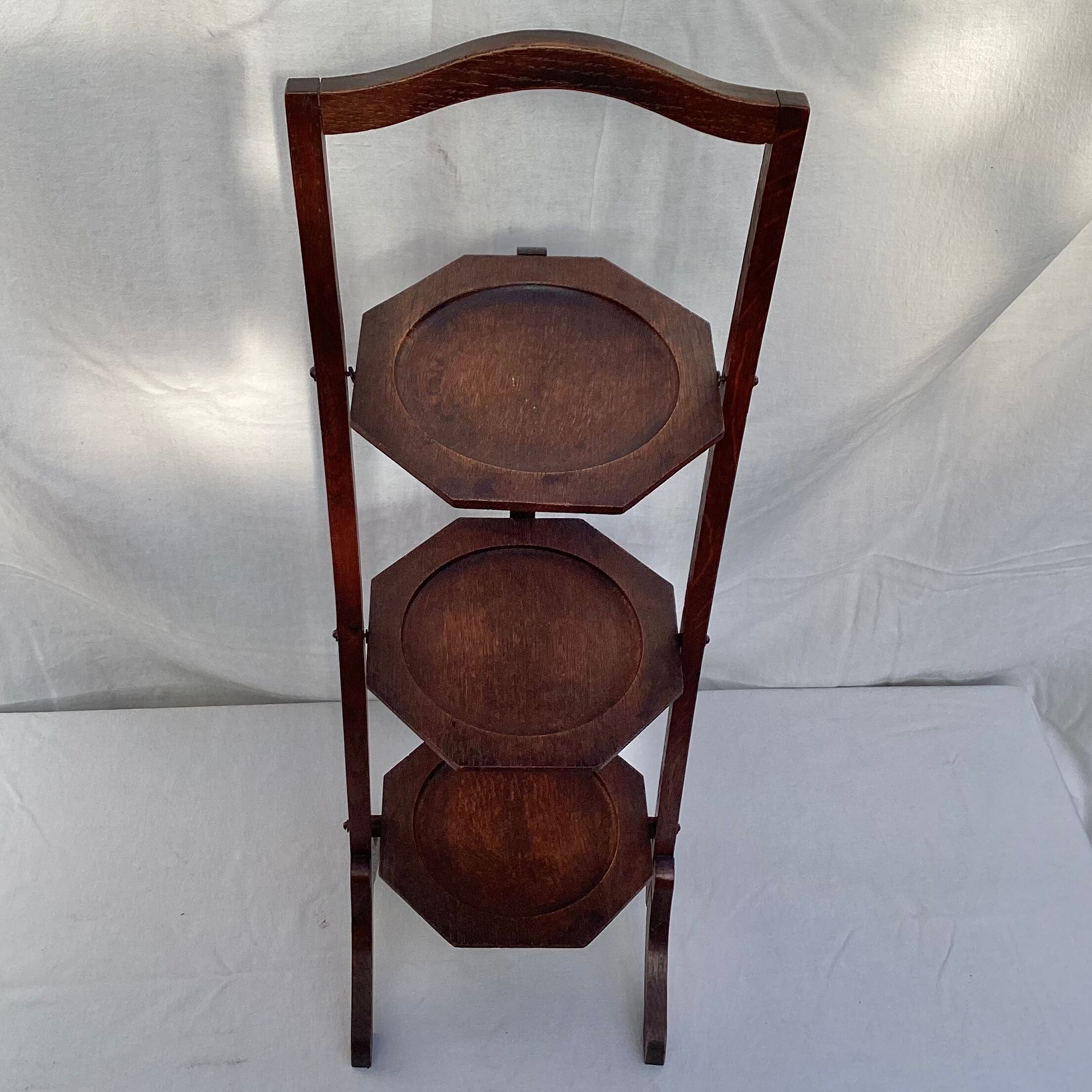 Vintage wooden shelf point table