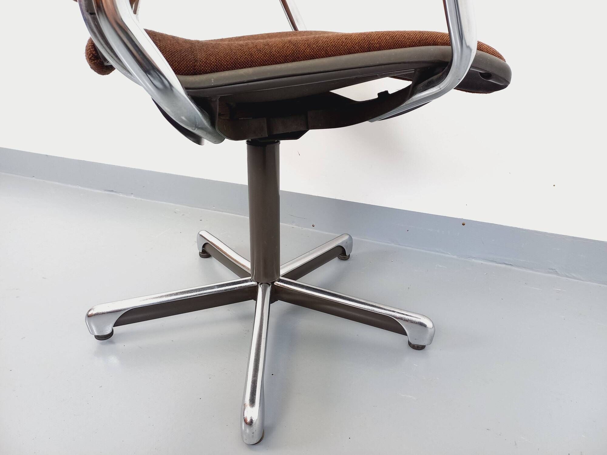 Vintage Steelcase Strafor office chair in chrome and fabric from the 70s