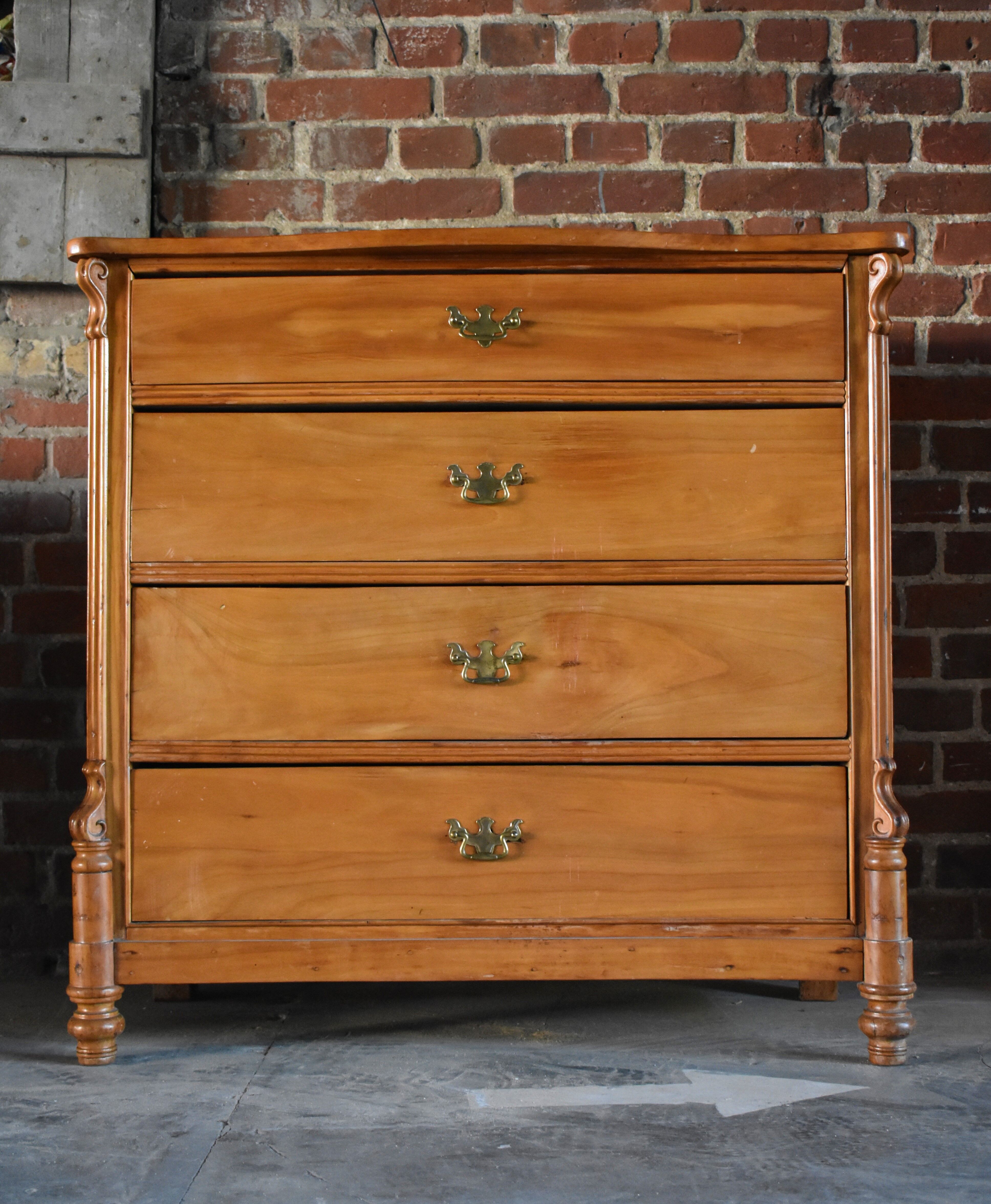 Chest of drawers, made of walnut