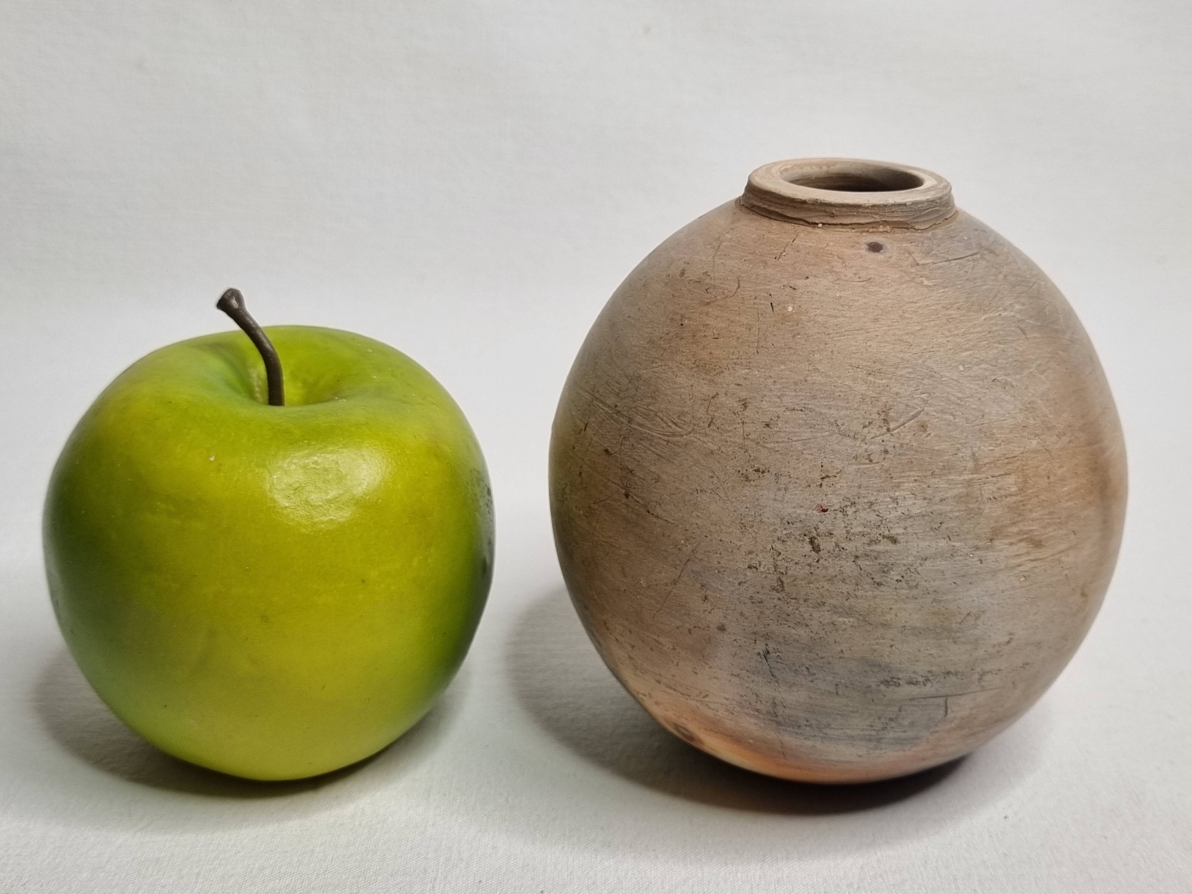 Round ceramic vase with raw finish, smoked firing, signed, late 20th century, 11 cm.