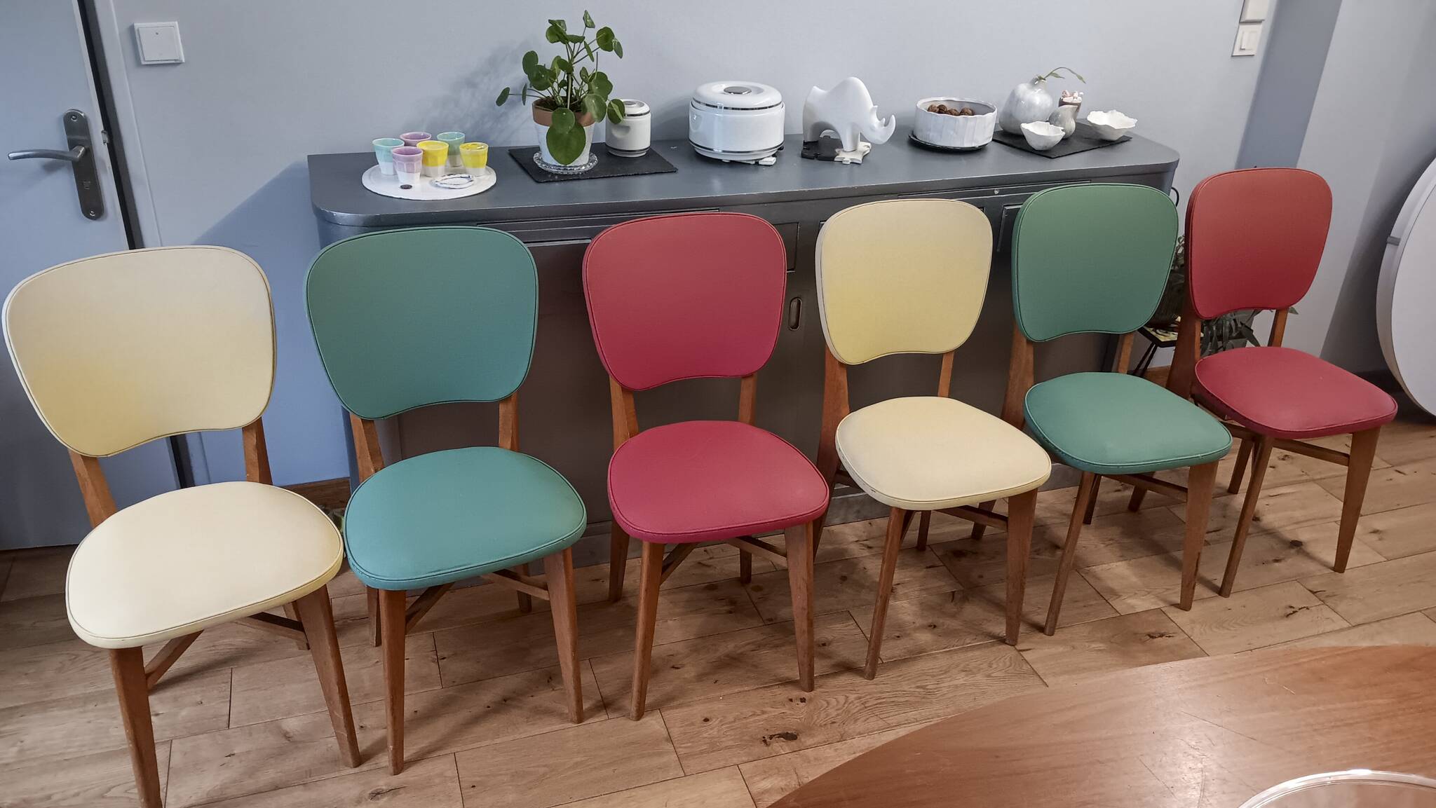 6 vintage chairs from the 50s/60s, wooden structure and skai covering.