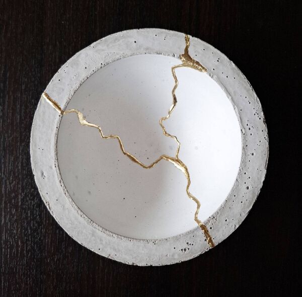 Coupe en béton et feuille d'or inspiration Kintsugi