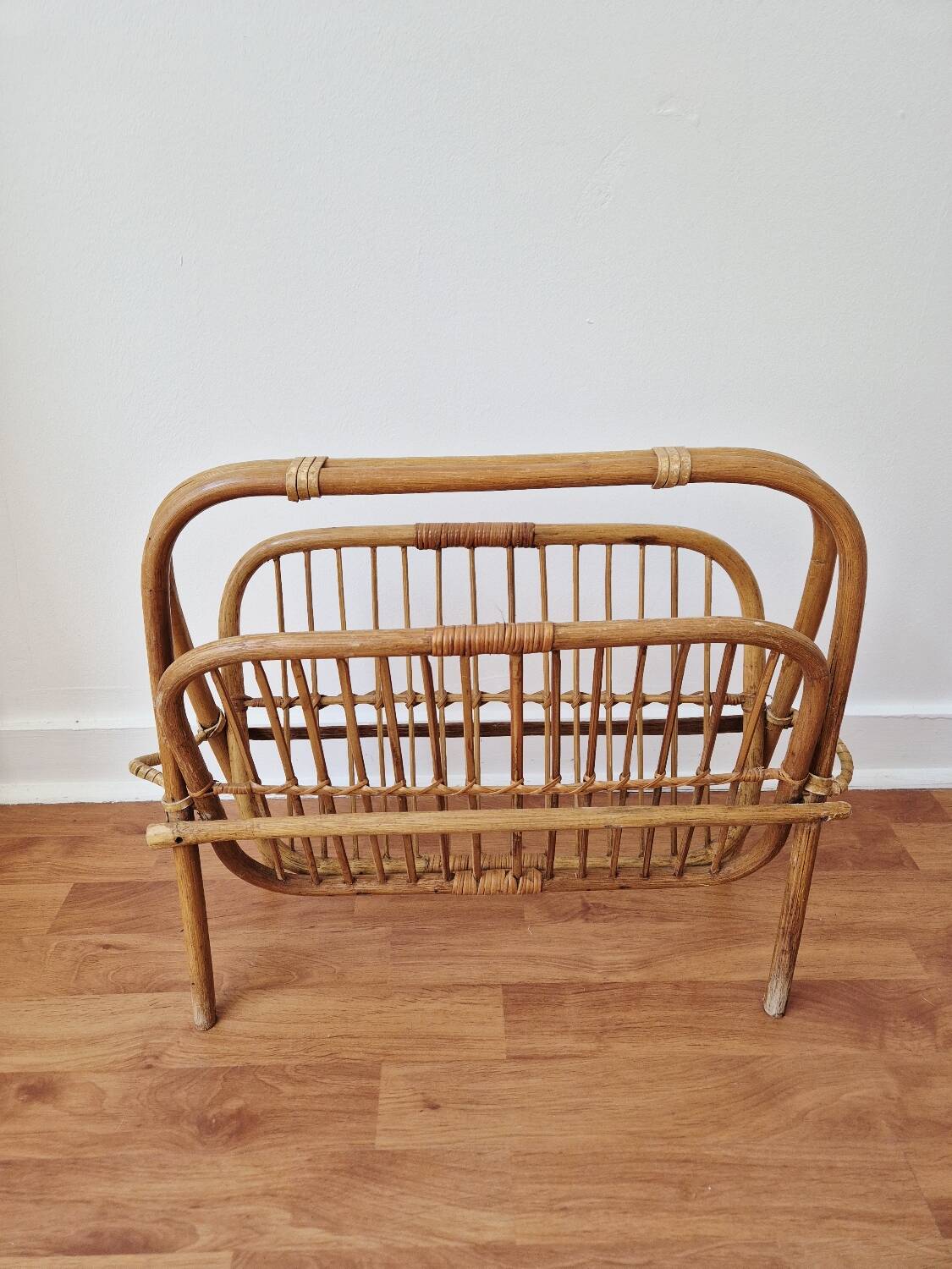 Foldable rattan magazine rack - Vintage